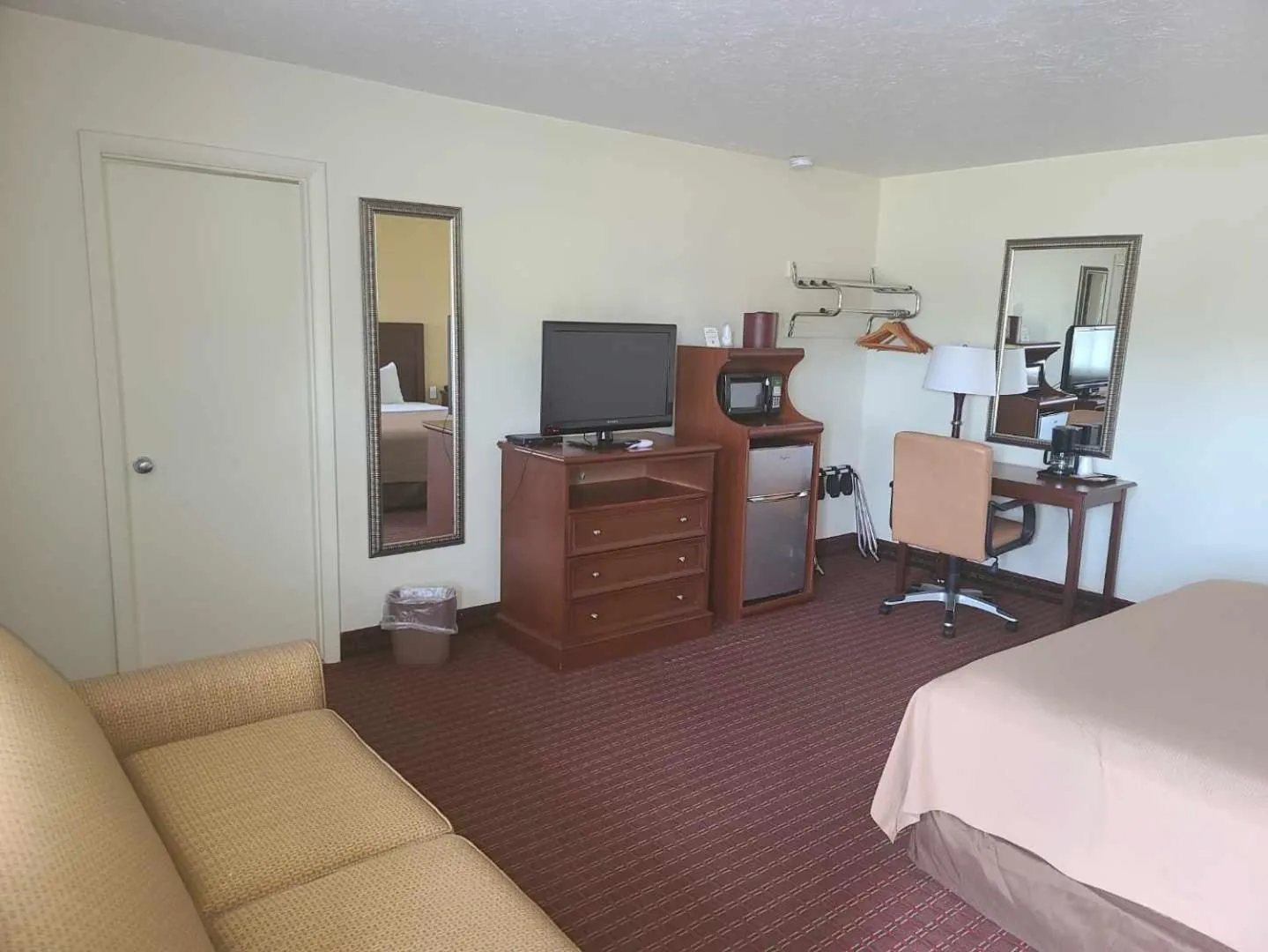 TV and multimedia, Bed in Budget Inn - Farmington