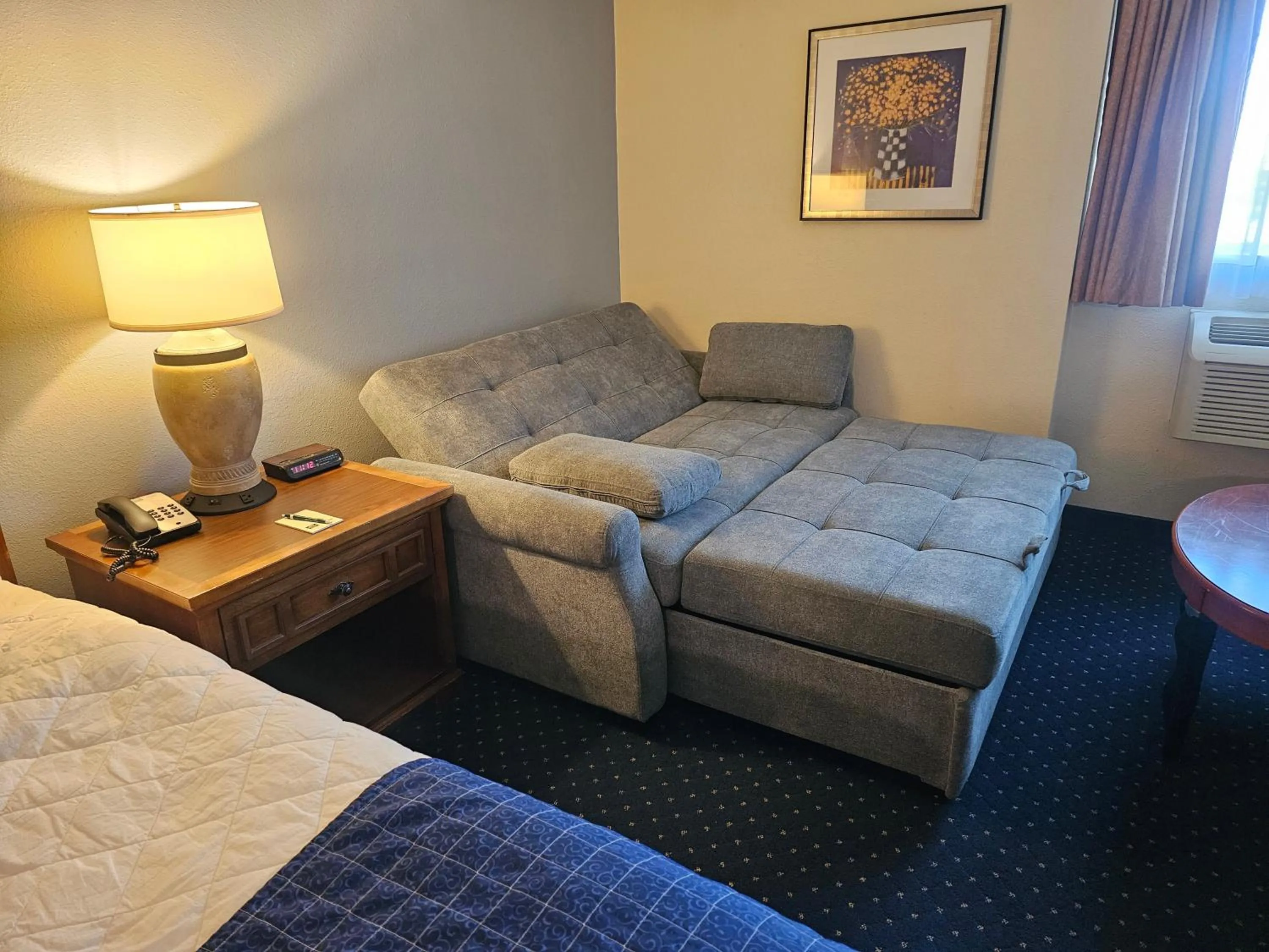 Seating area, Bed in Broadway Inn Conference Center