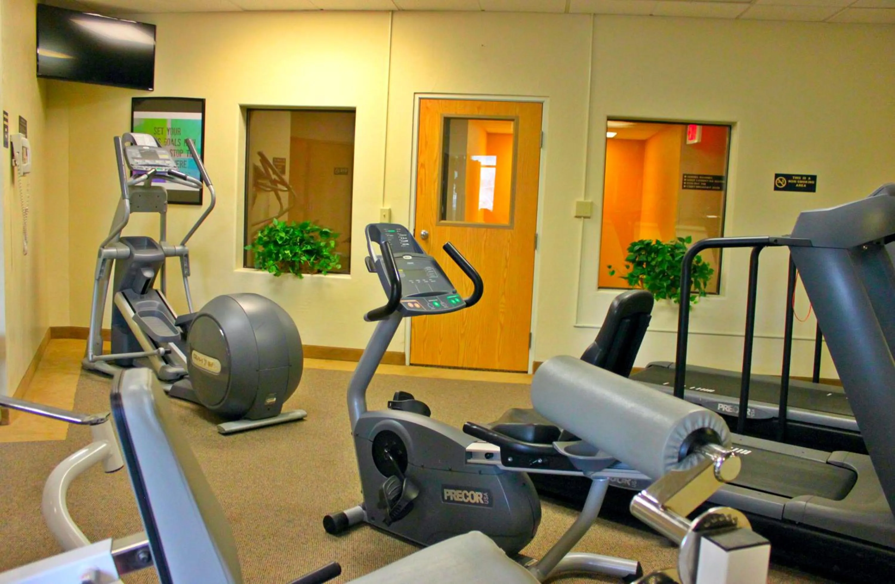 Fitness centre/facilities in Broadway Inn Conference Center