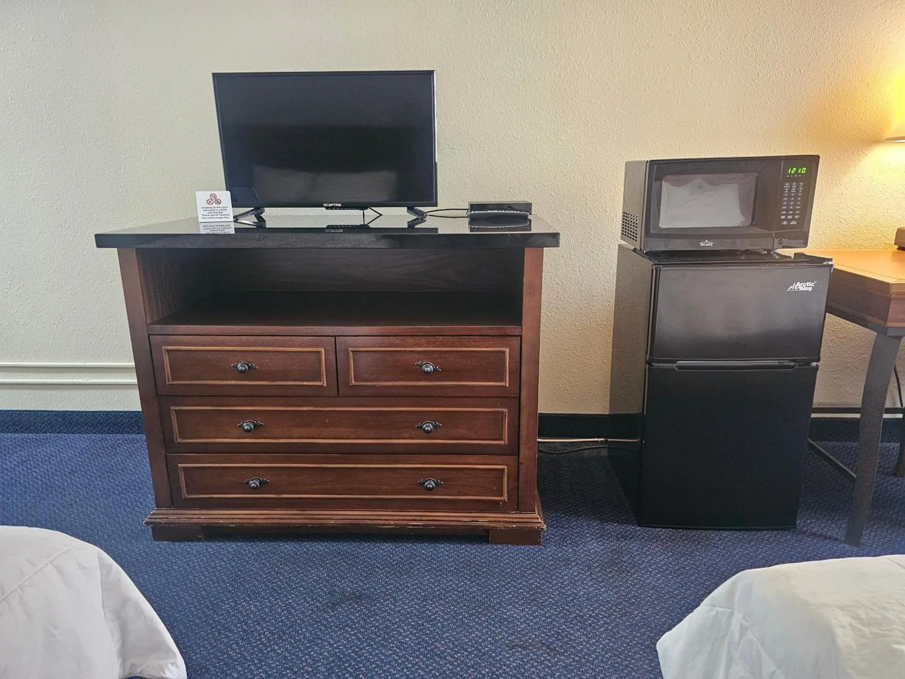 TV and multimedia, Bed in Broadway Inn Conference Center TV and multimedia, Bed in Broadway Inn Conference Center