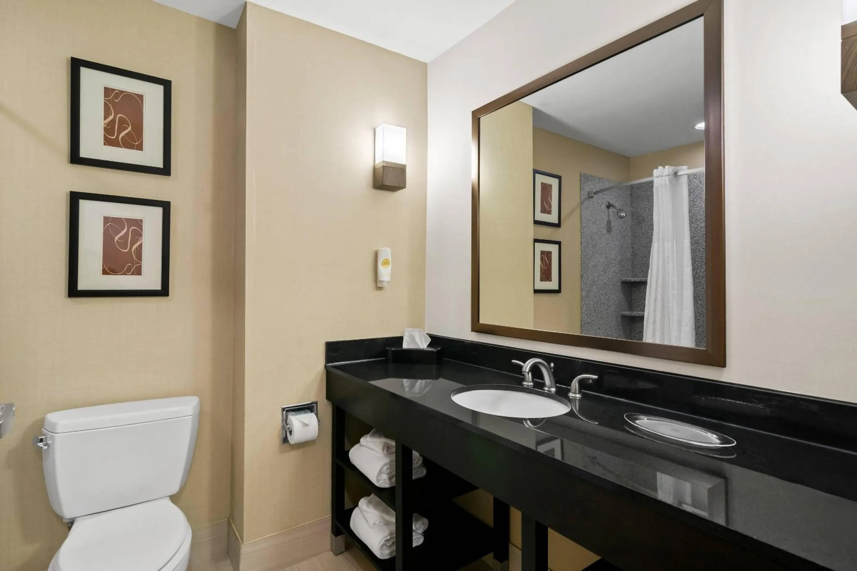 Bedroom in Comfort Suites Bentonville - Rogers