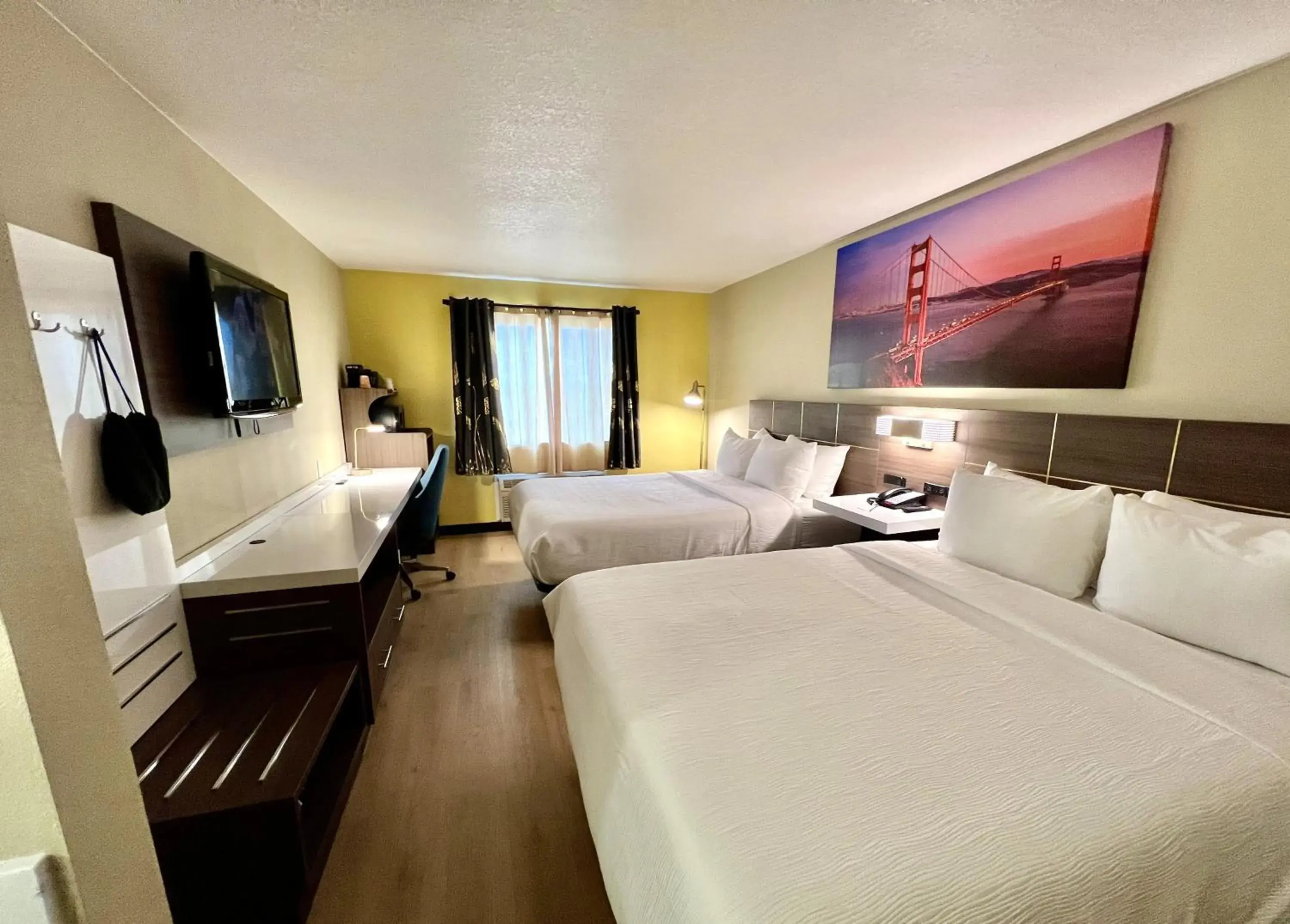 Bed in Rodeway Inn & Suites