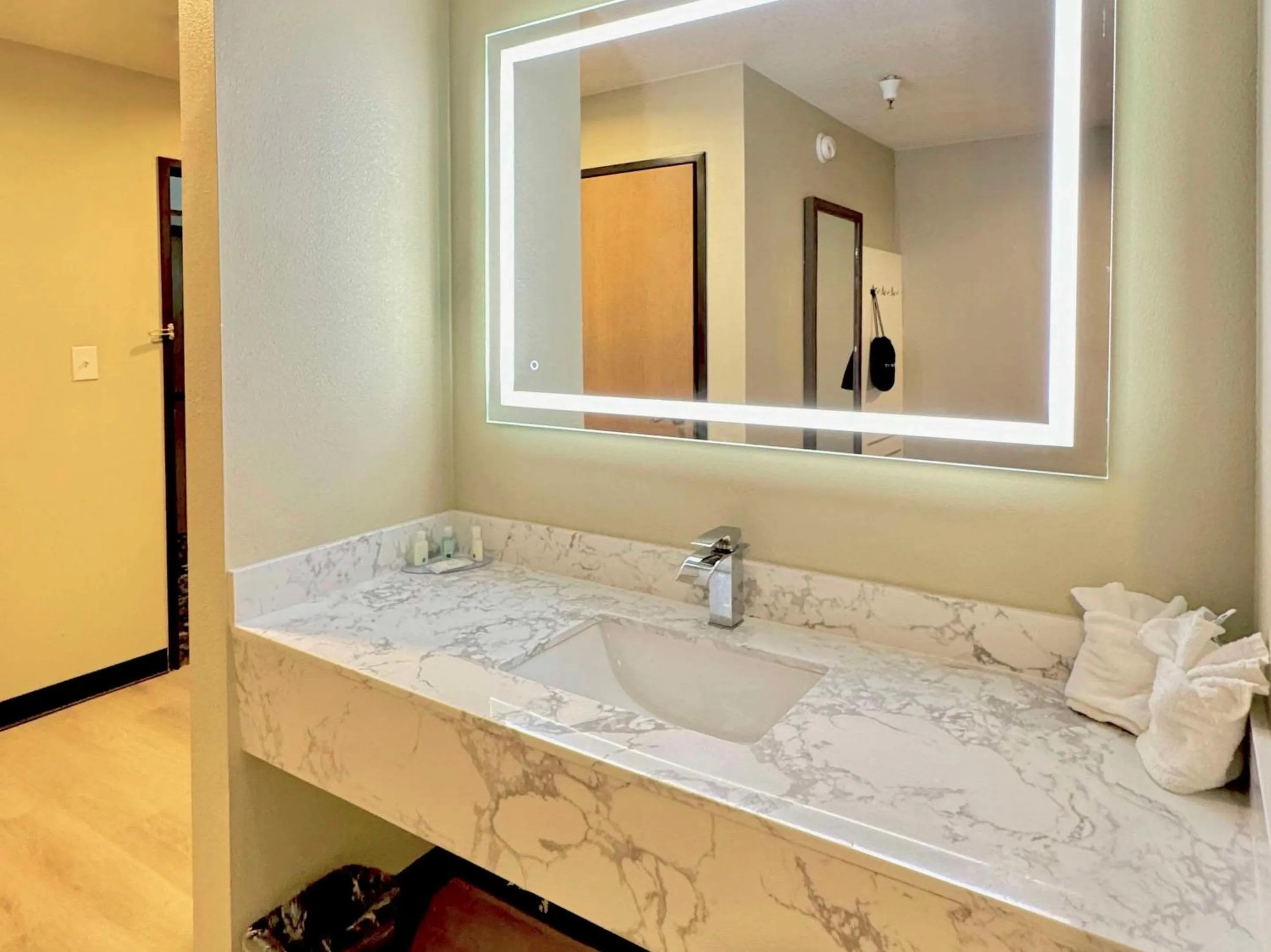 Bedroom in Quality Inn & Suites Willows