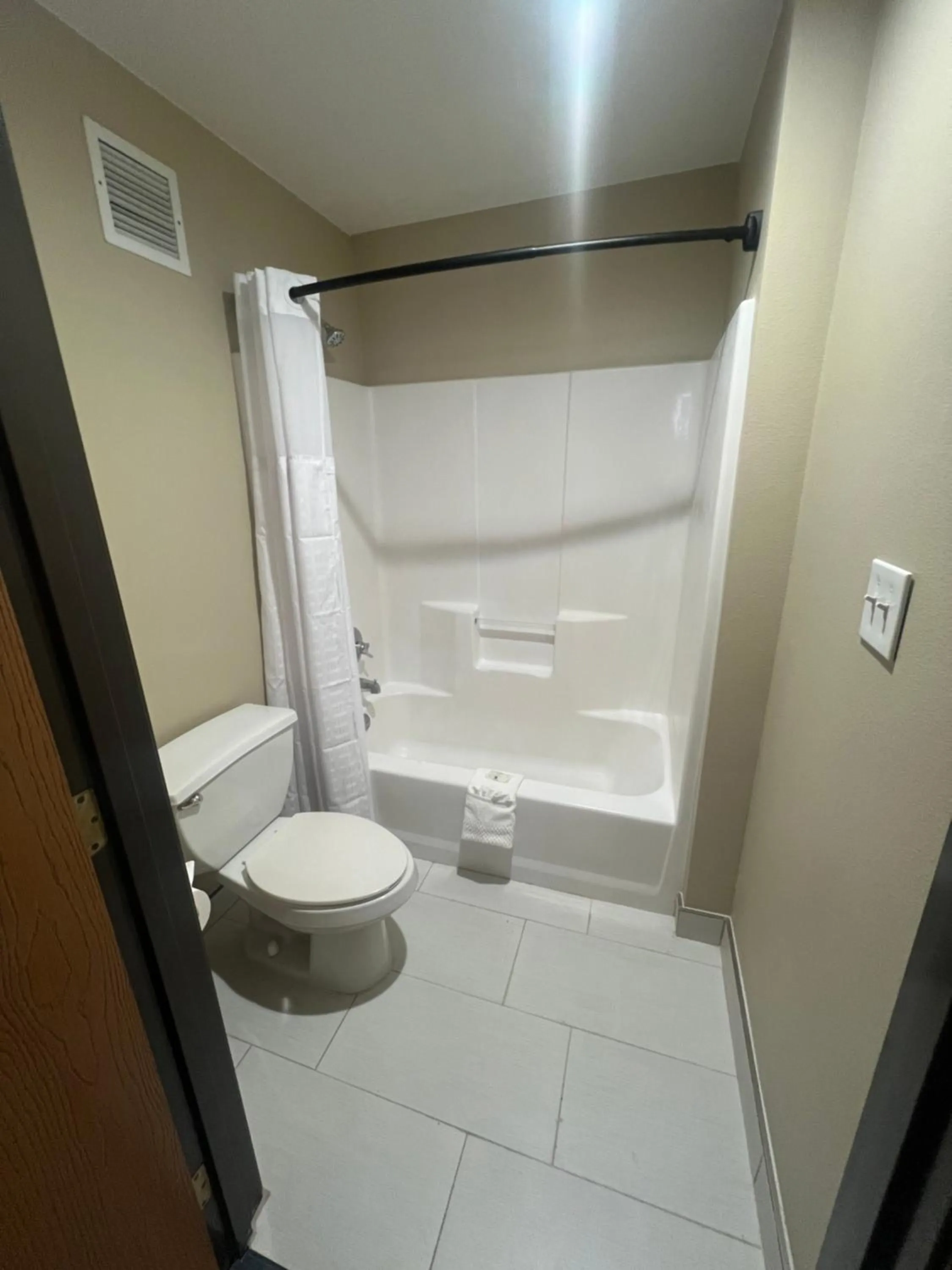 Shower in Quality Inn & Suites Willows