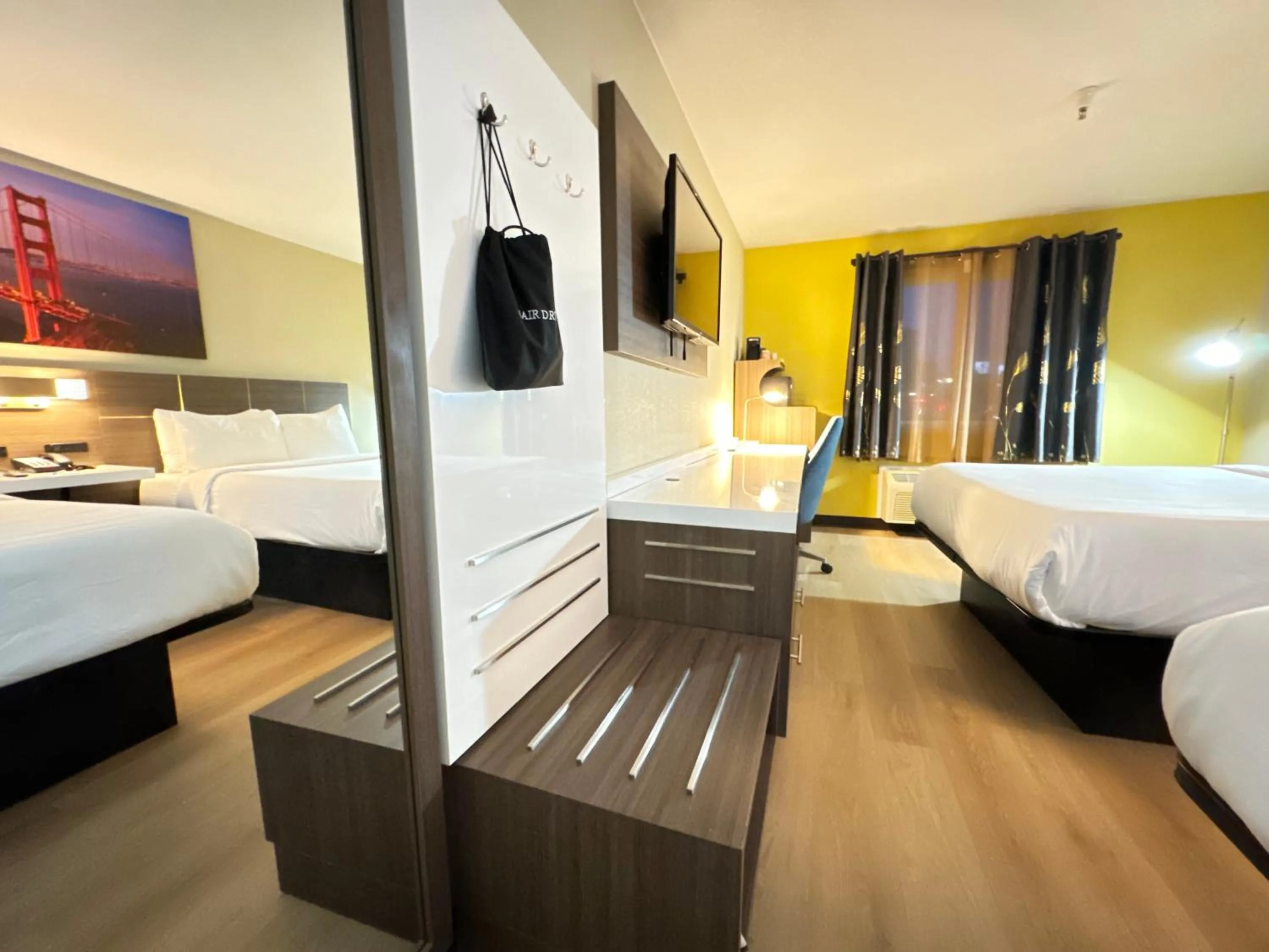 TV and multimedia, Bed in Quality Inn & Suites Willows