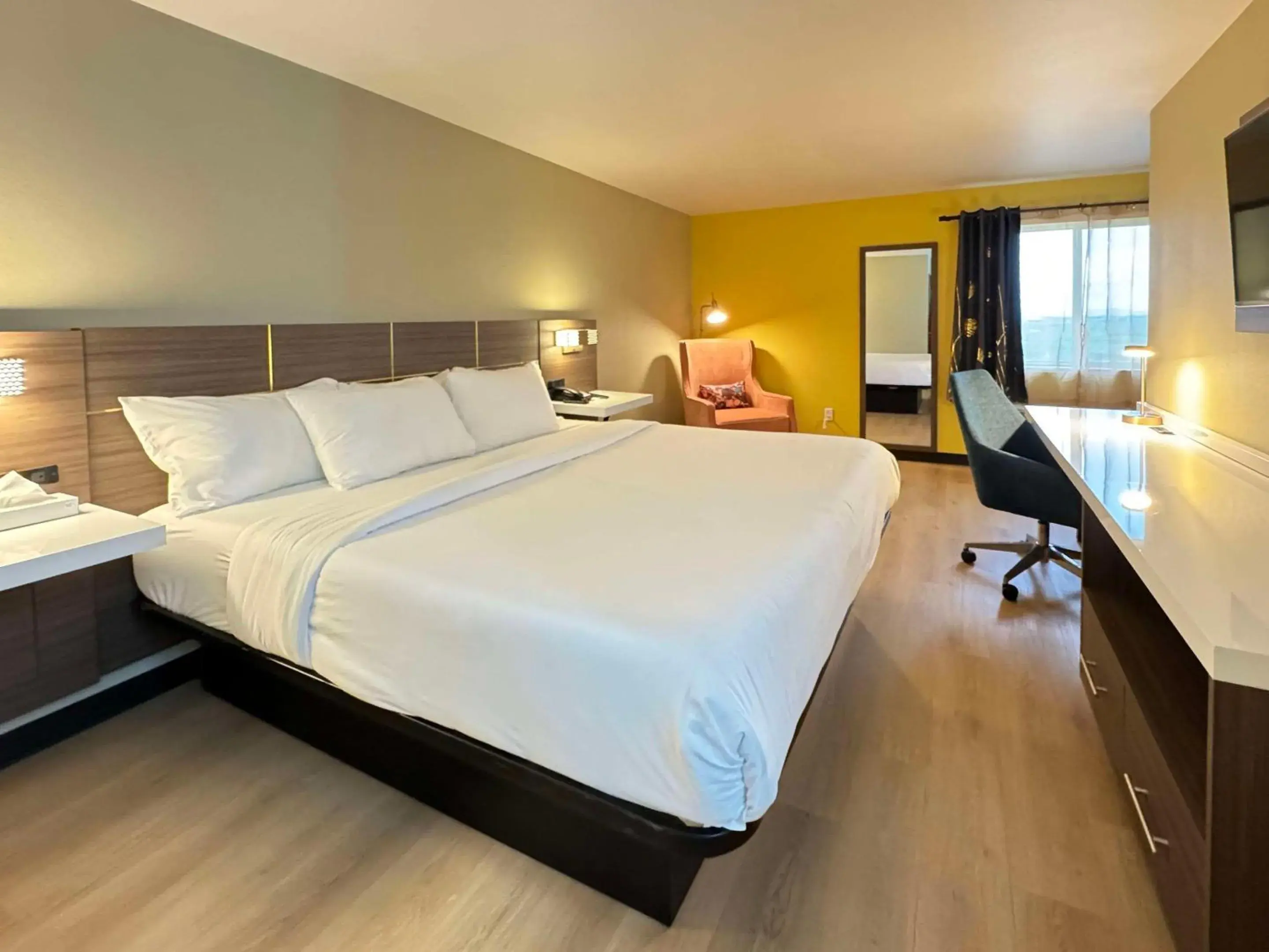 Bedroom, Bed in Rodeway Inn & Suites
