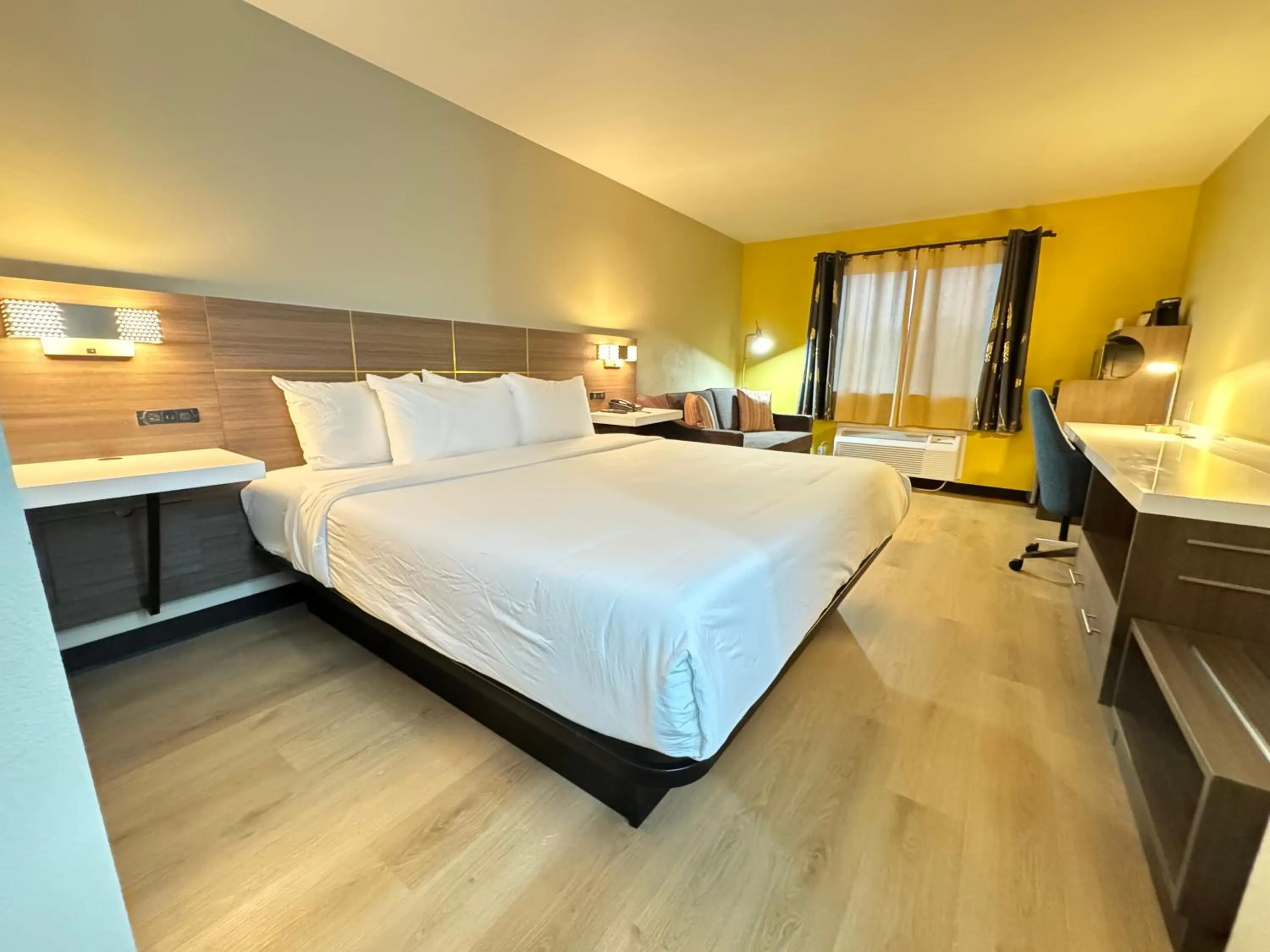 Photo of the whole room, Bed in Quality Inn & Suites Willows