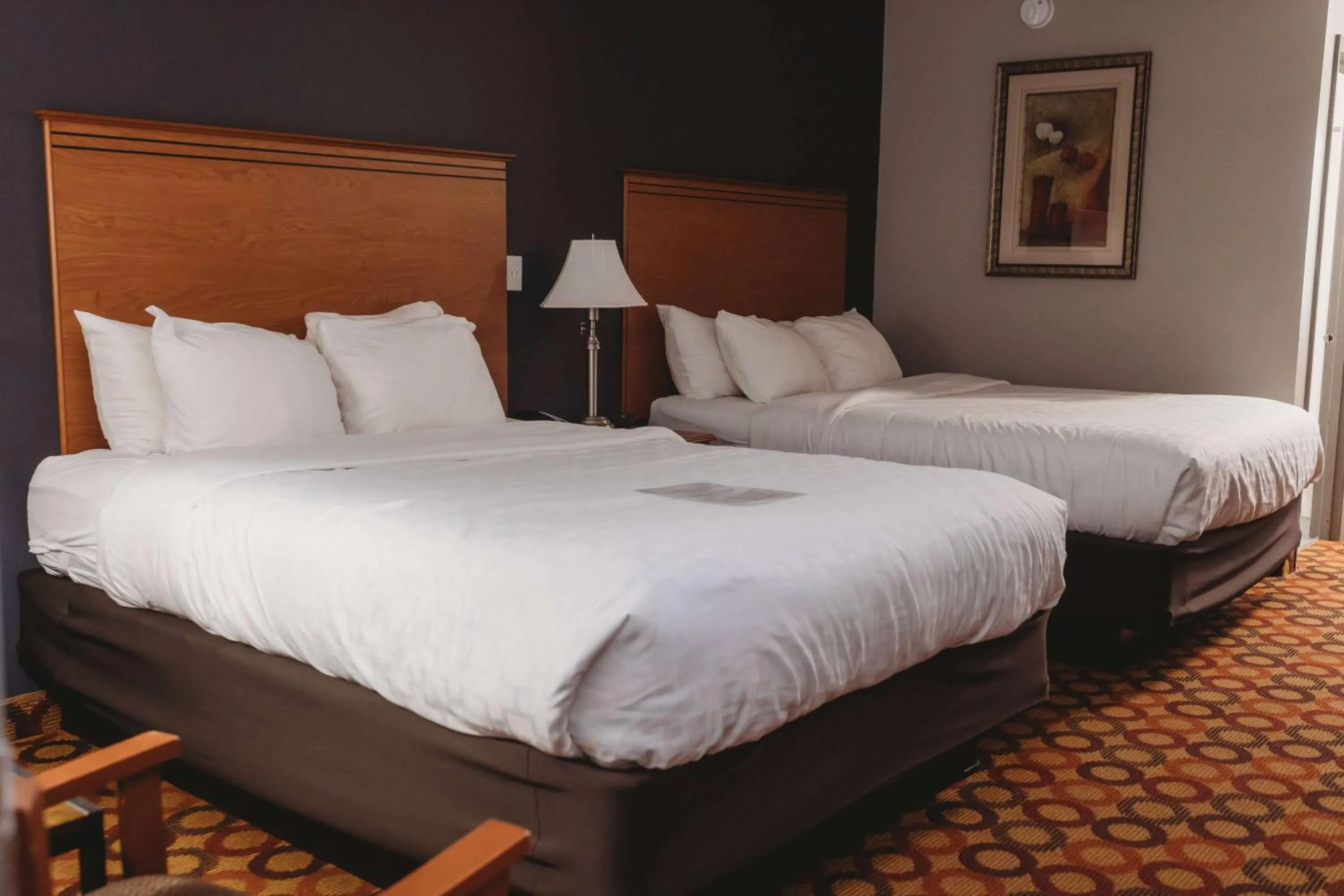 Photo of the whole room, Bed in Clarion Inn