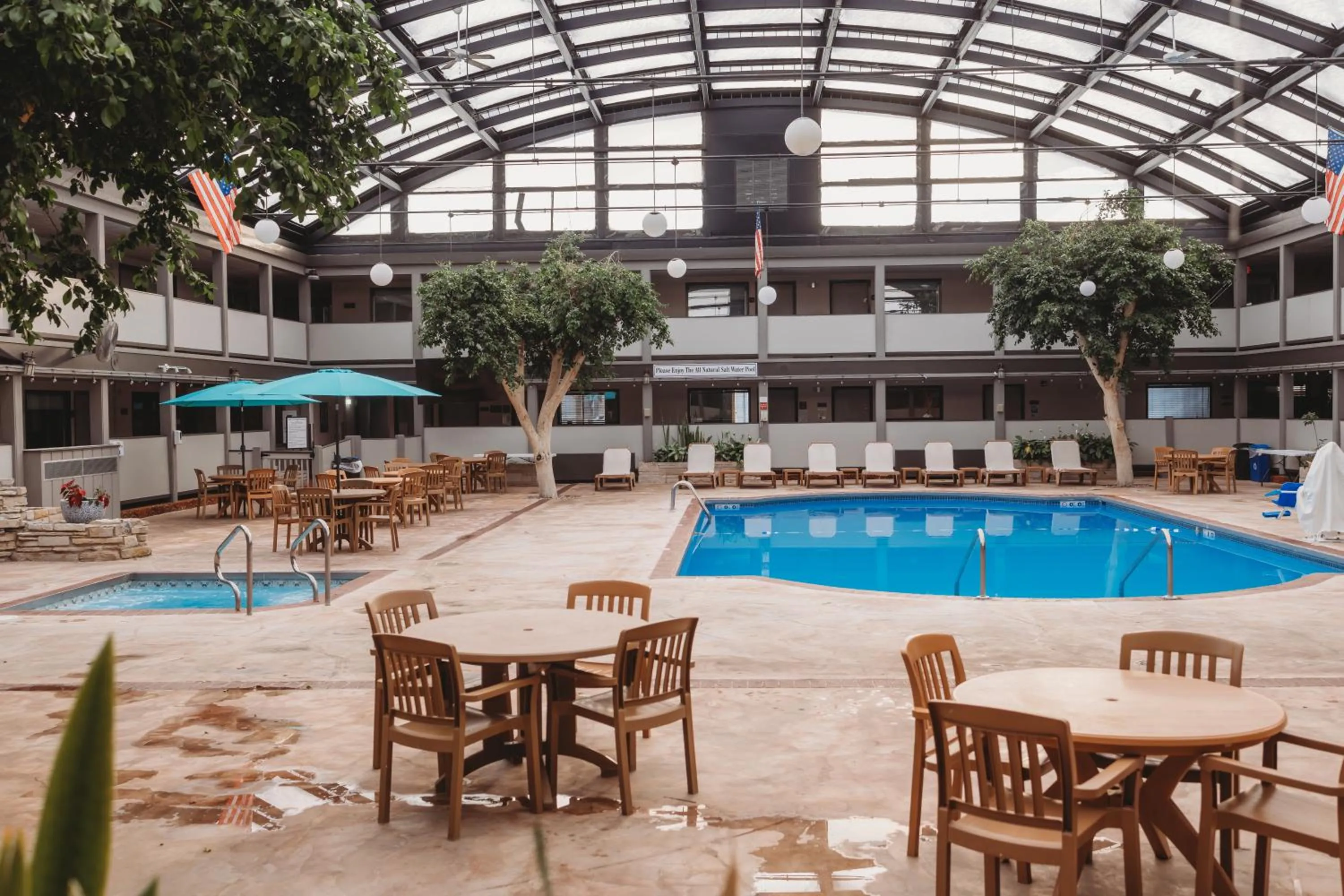 Swimming pool in Clarion Inn