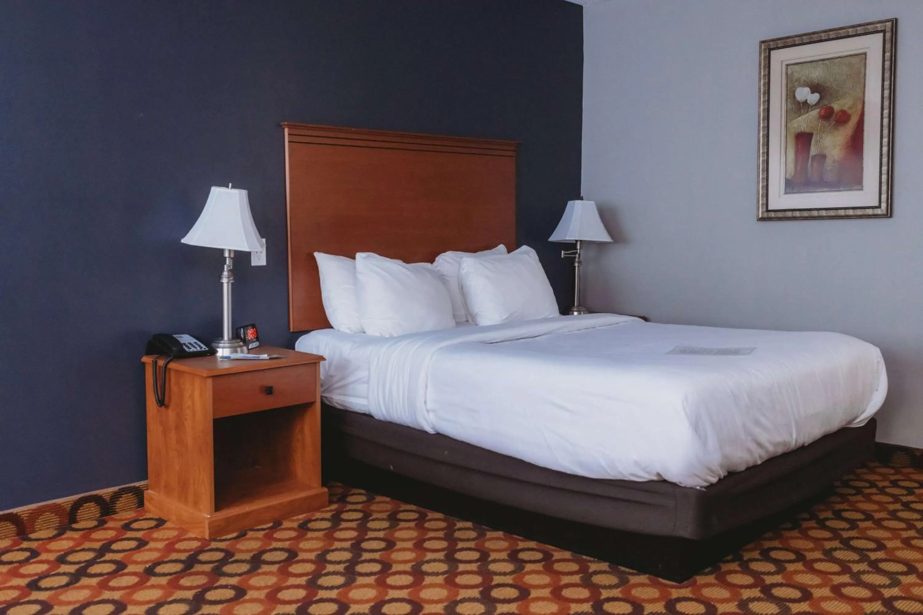 Photo of the whole room, Bed in Clarion Inn