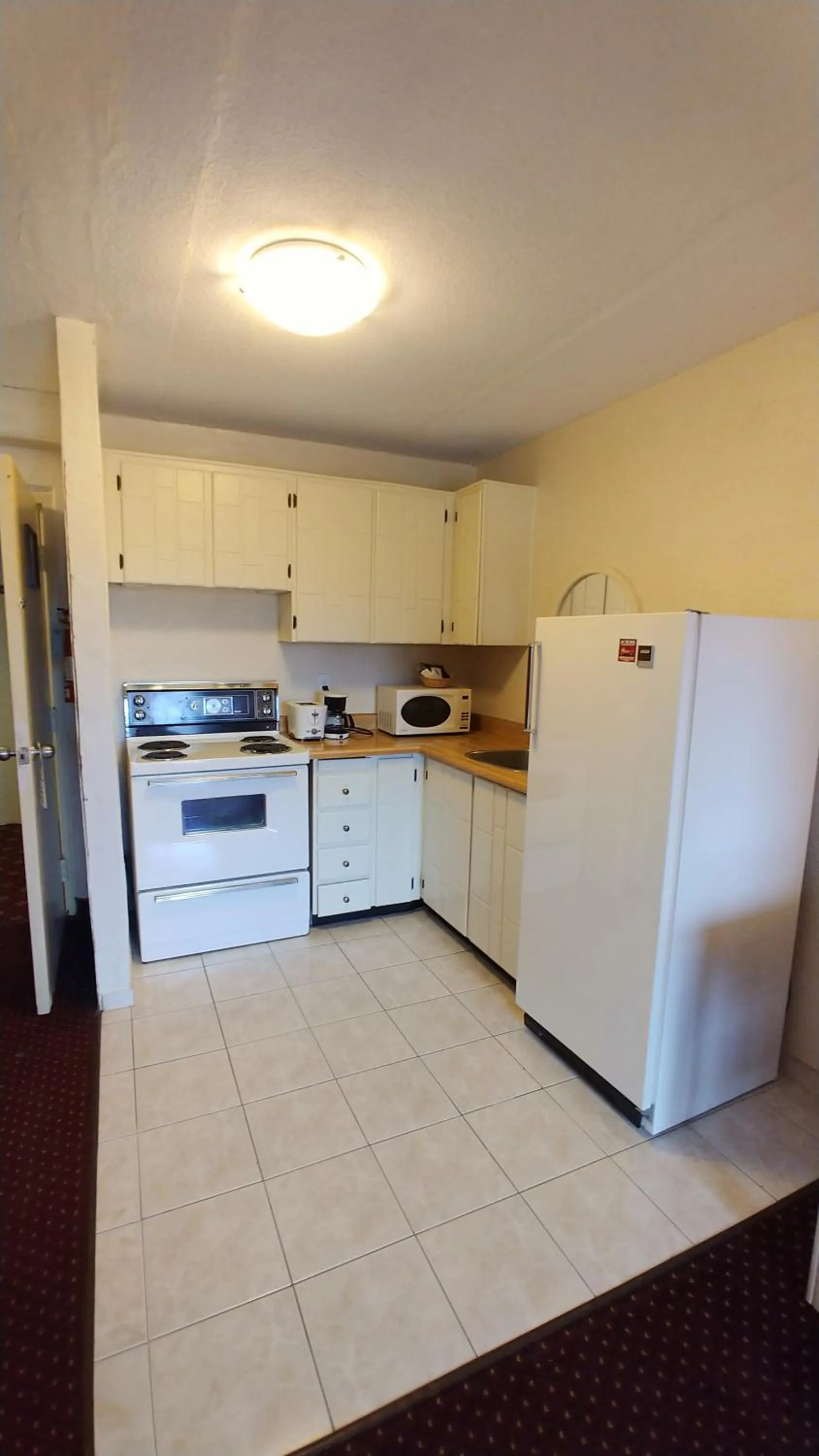 Kitchen/Kitchenette in Sand Castle Suites Motel