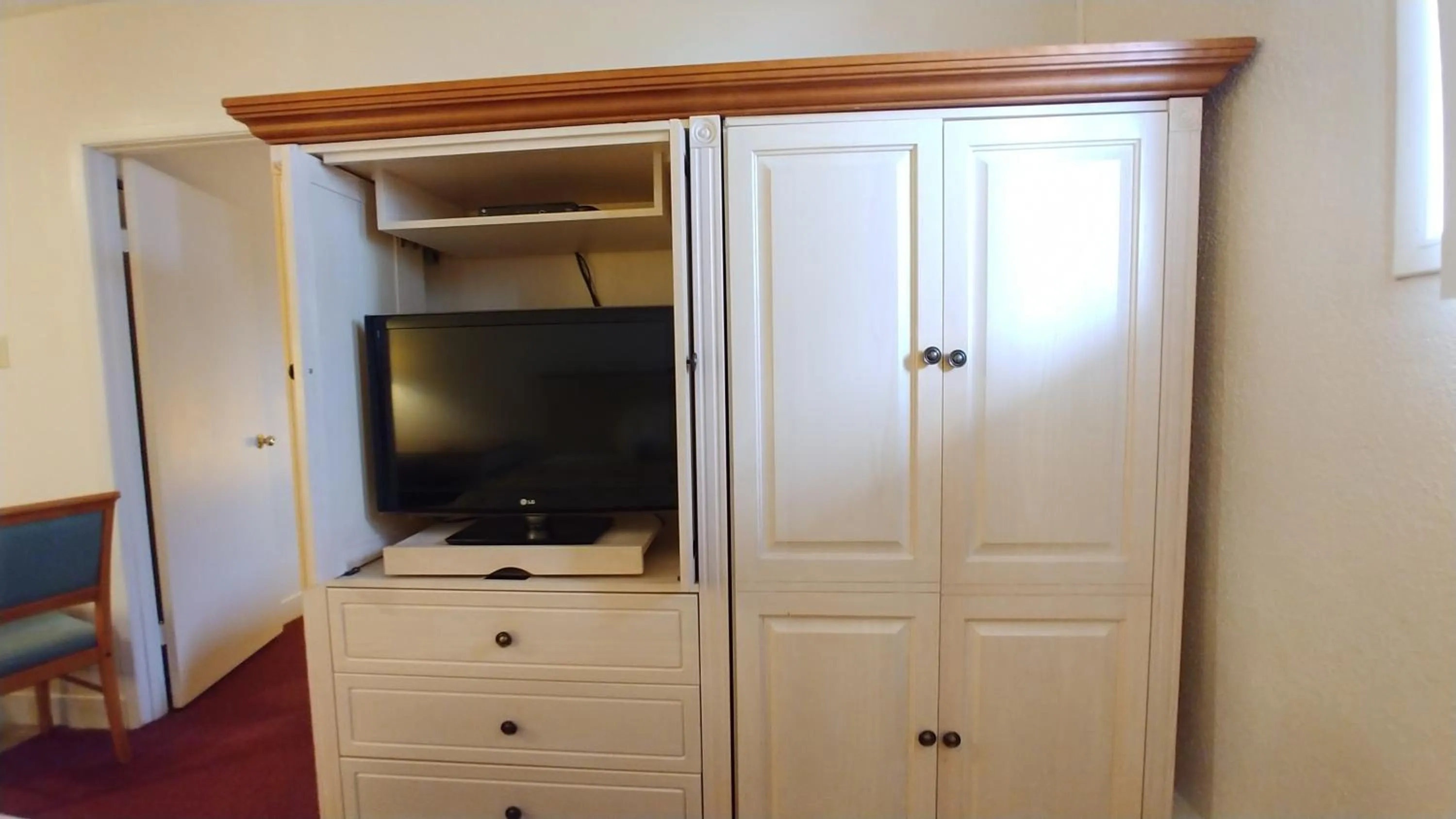 TV/Entertainment Center in Sand Castle Suites Motel