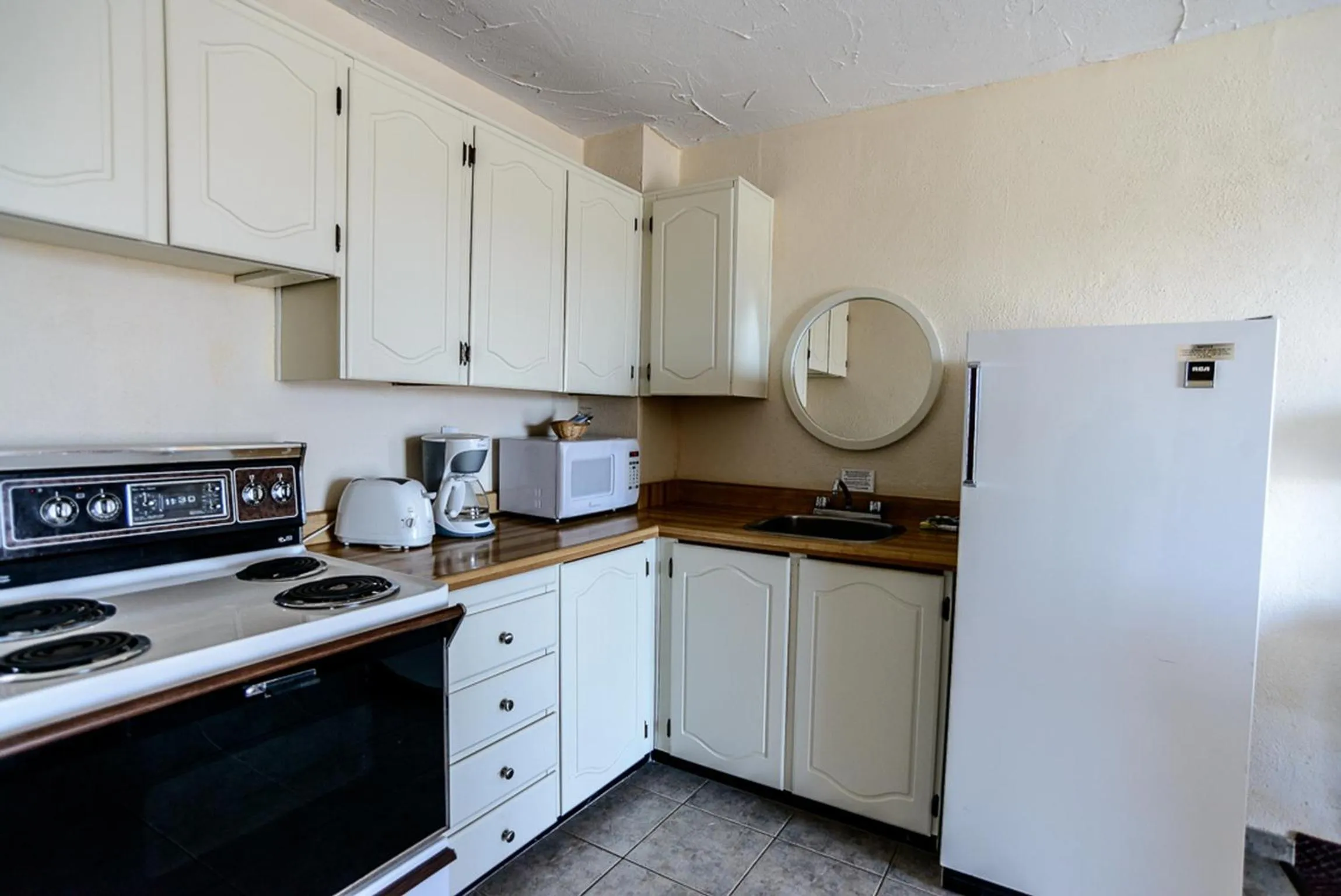 Kitchen/Kitchenette in Sand Castle Suites Motel