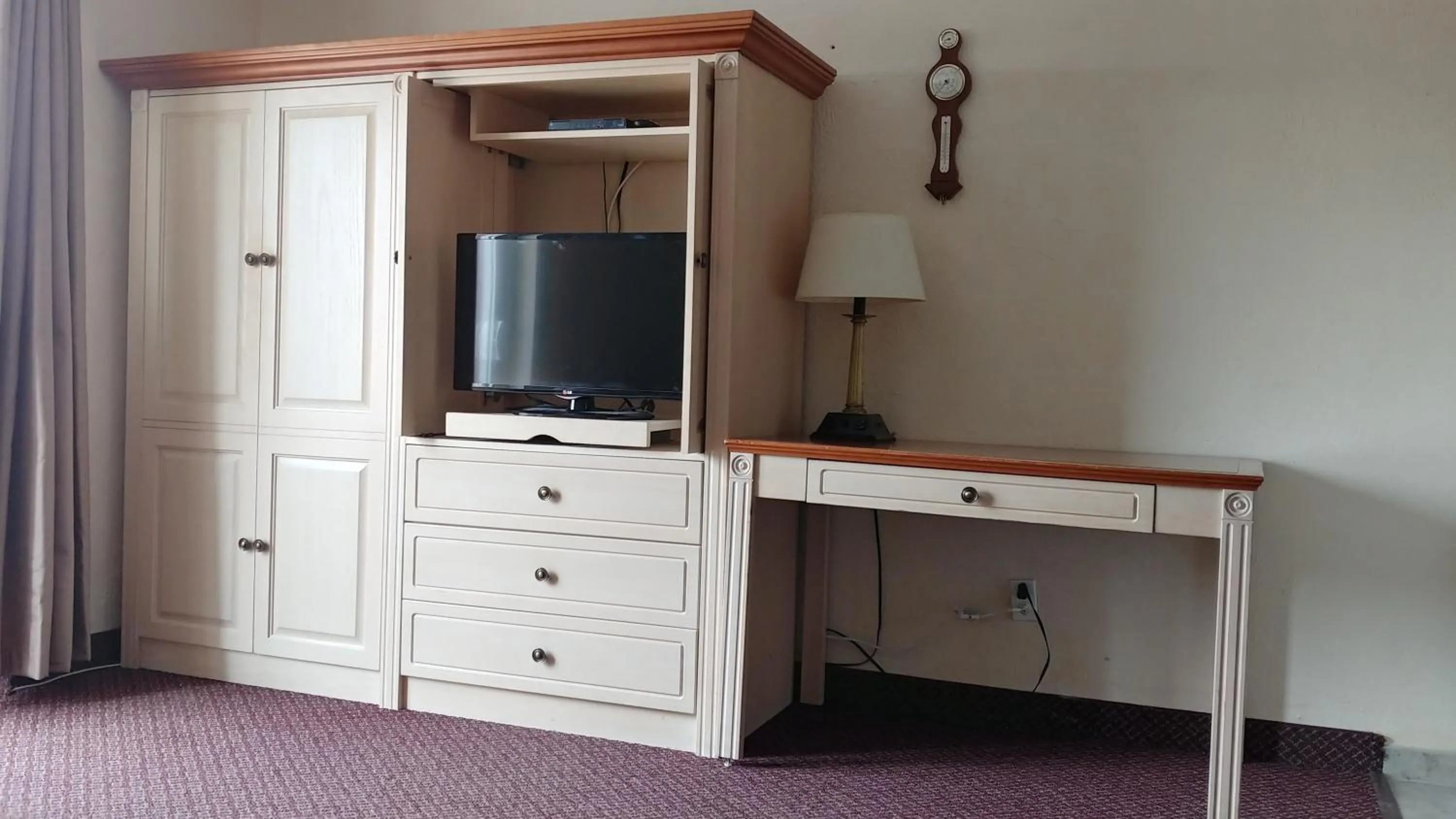 TV/Entertainment Center in Sand Castle Suites Motel