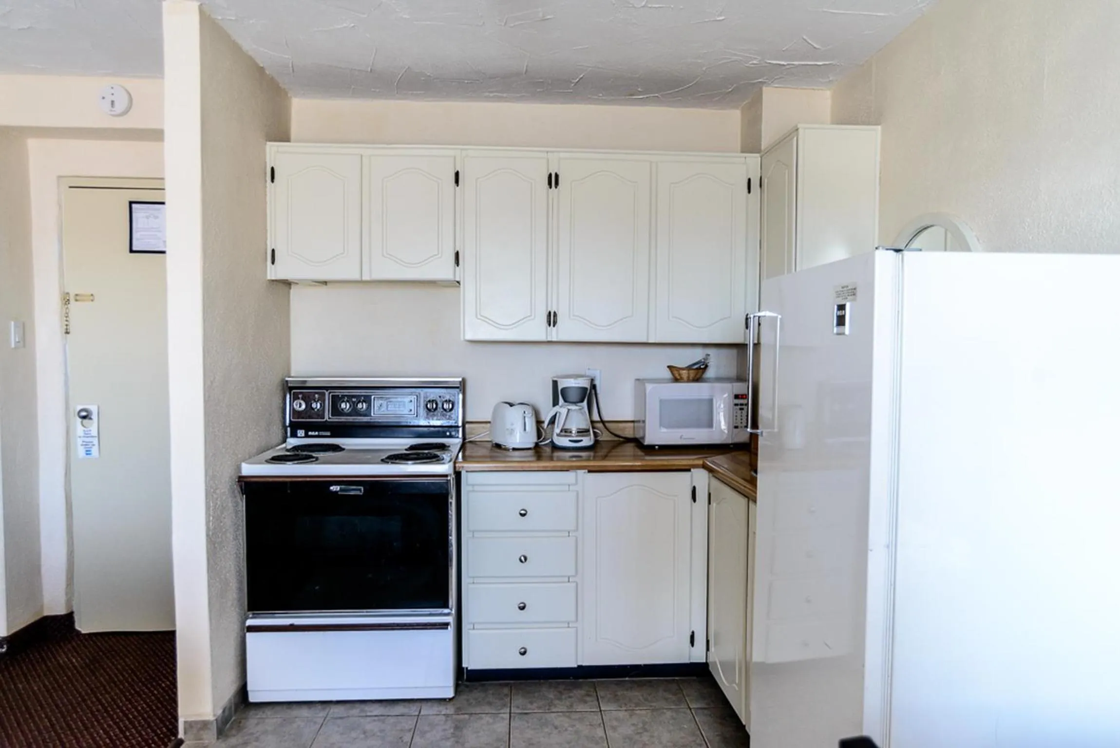 Kitchen/Kitchenette in Sand Castle Suites Motel
