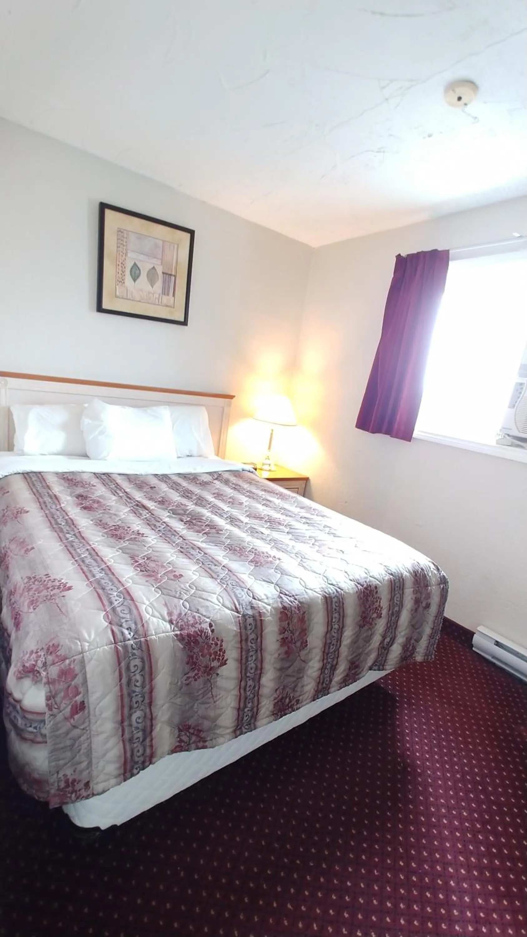 Bed in Sand Castle Suites Motel