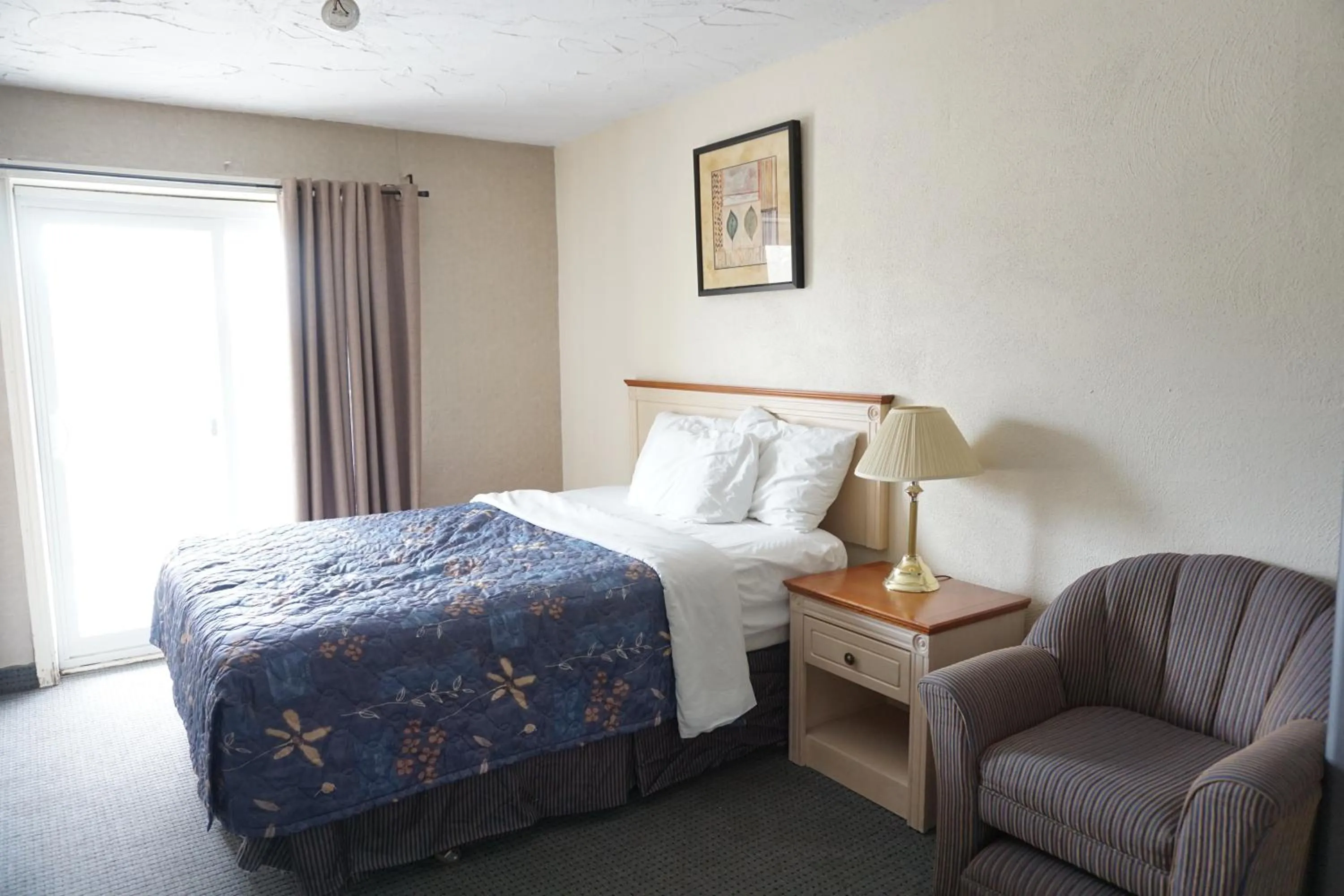 Bed in Sand Castle Suites Motel