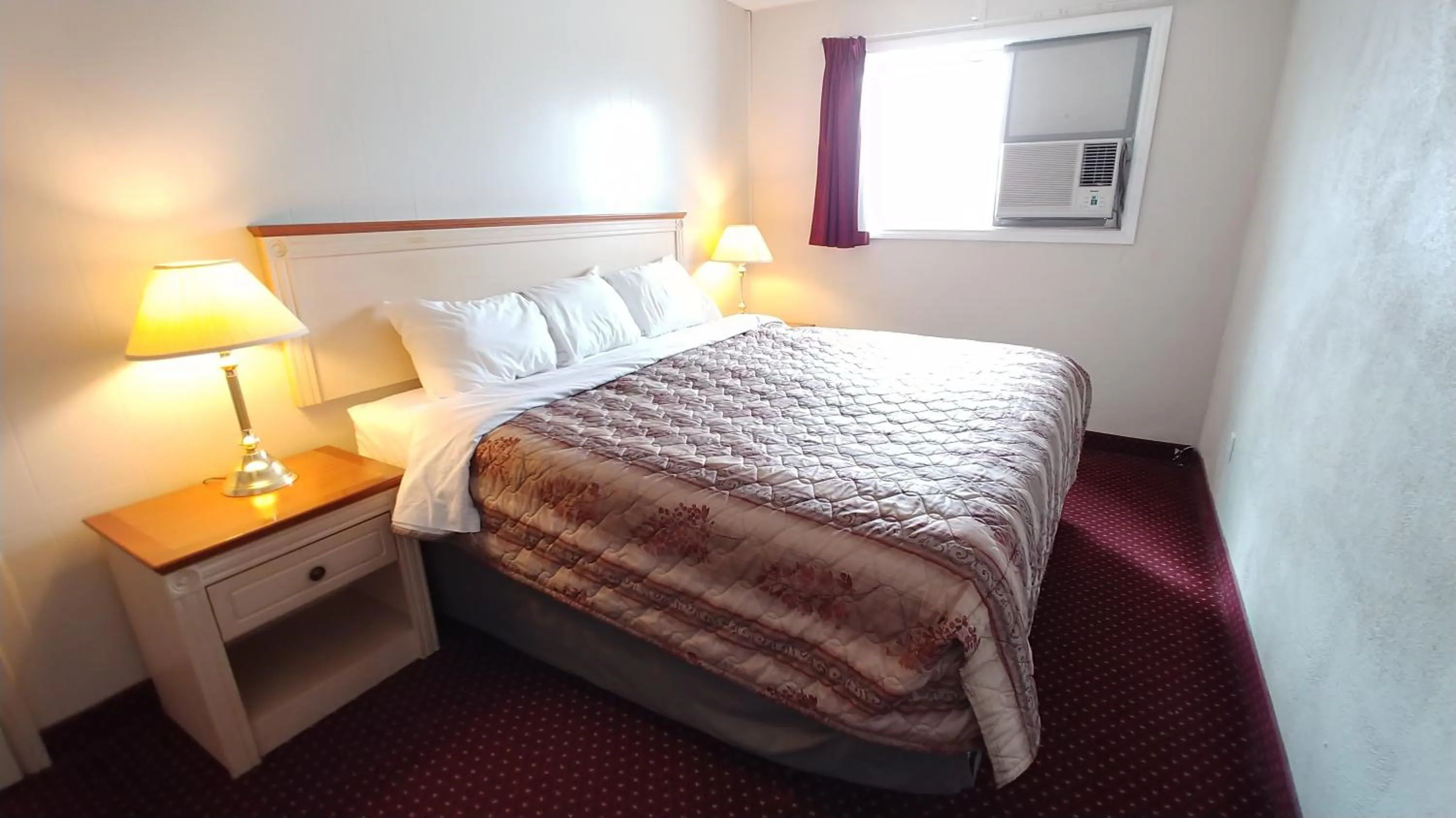 Bed in Sand Castle Suites Motel