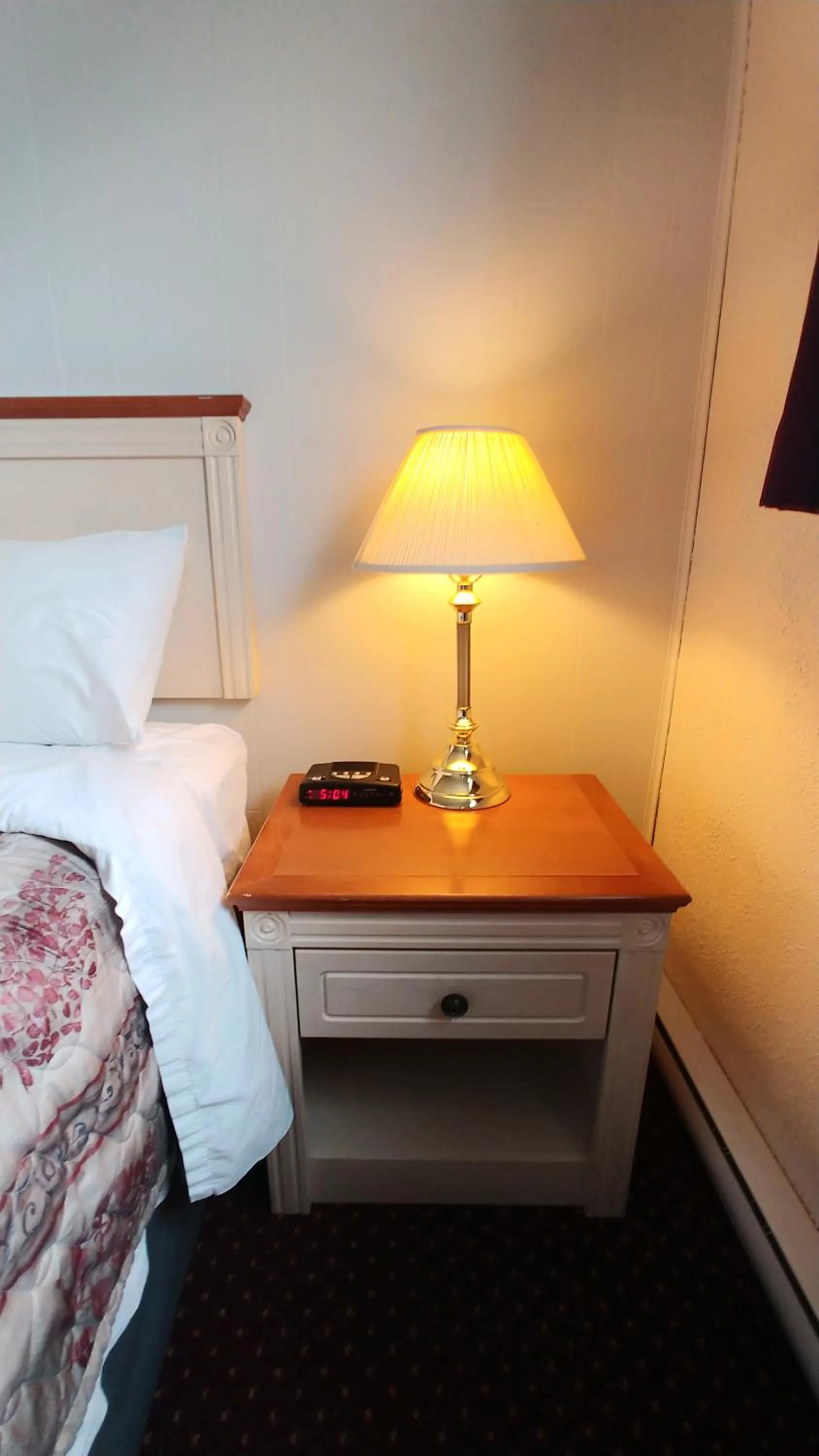 Bed in Sand Castle Suites Motel