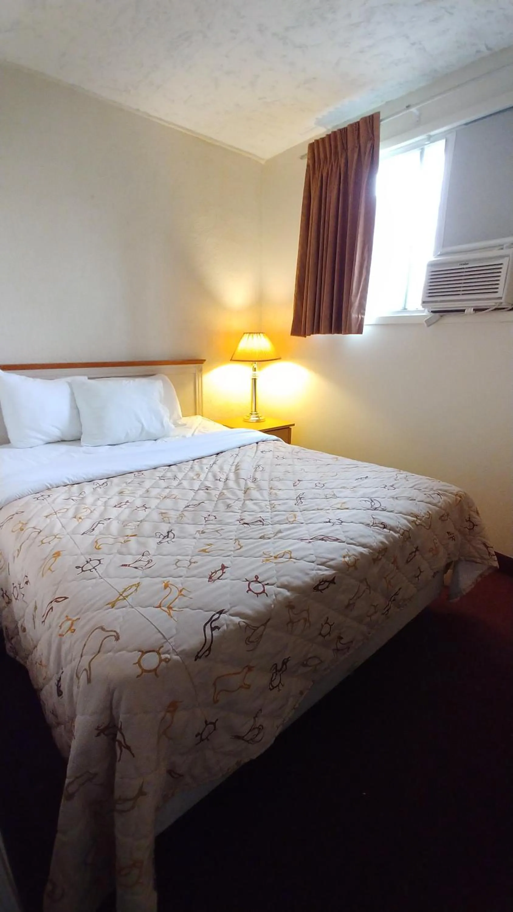 Bed in Sand Castle Suites Motel