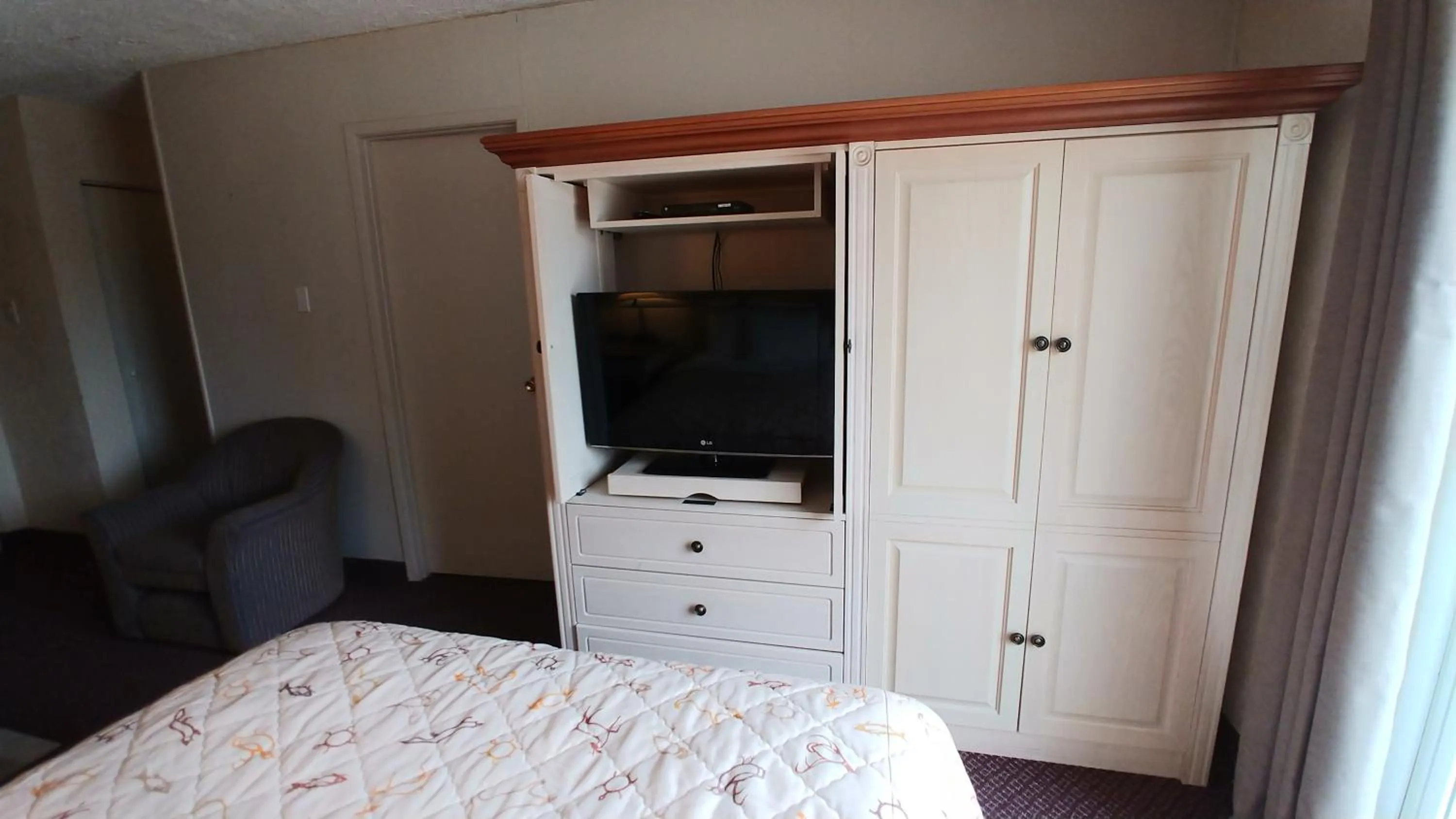 Bed in Sand Castle Suites Motel