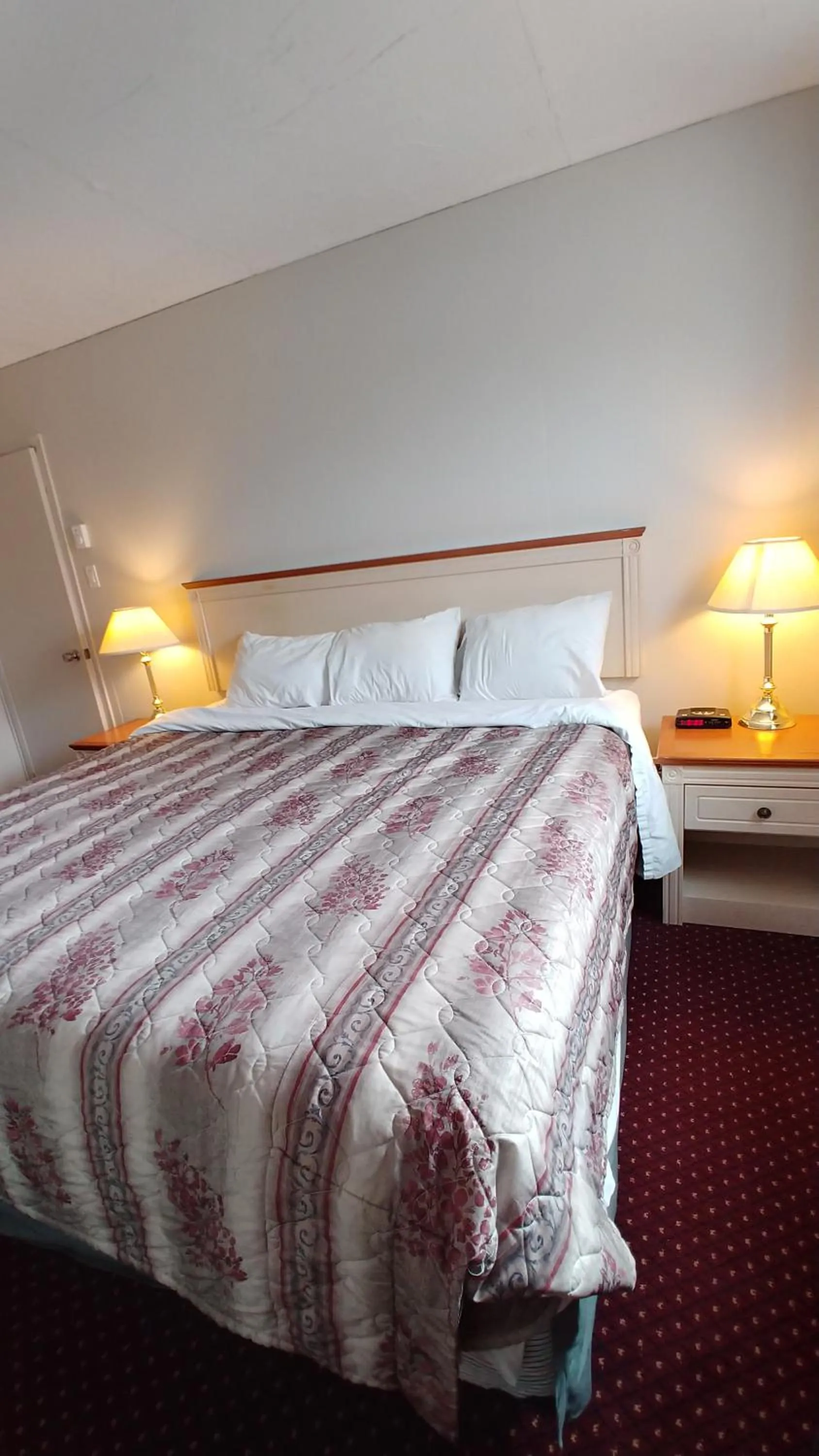 Bed in Sand Castle Suites Motel