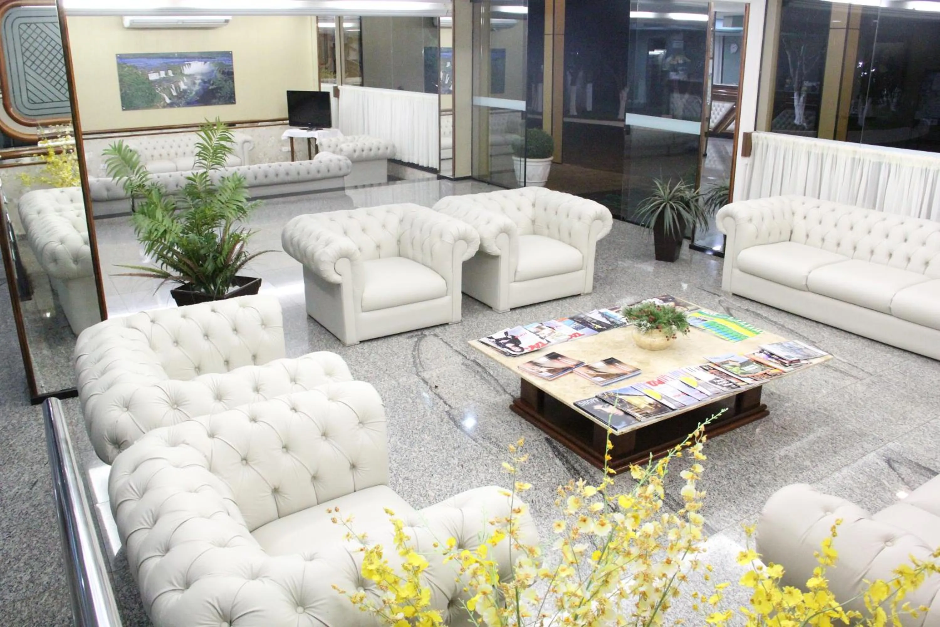 Communal lounge/ TV room in Hotel Monalisa