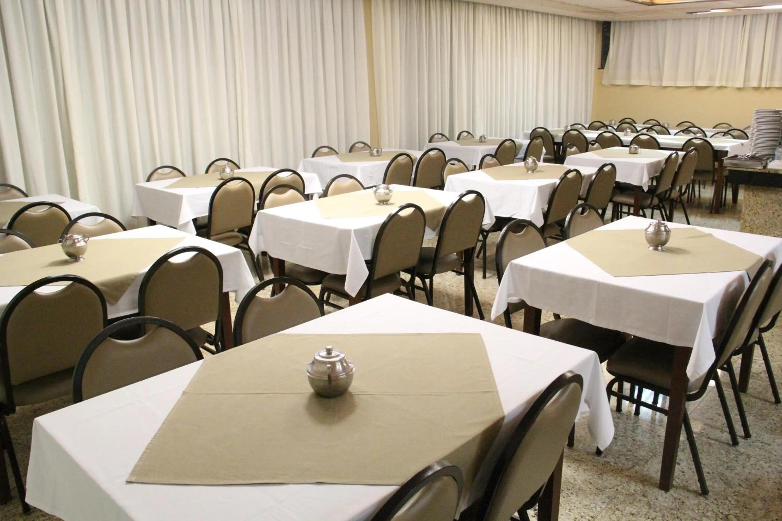 Restaurant/places to eat in Hotel Monalisa