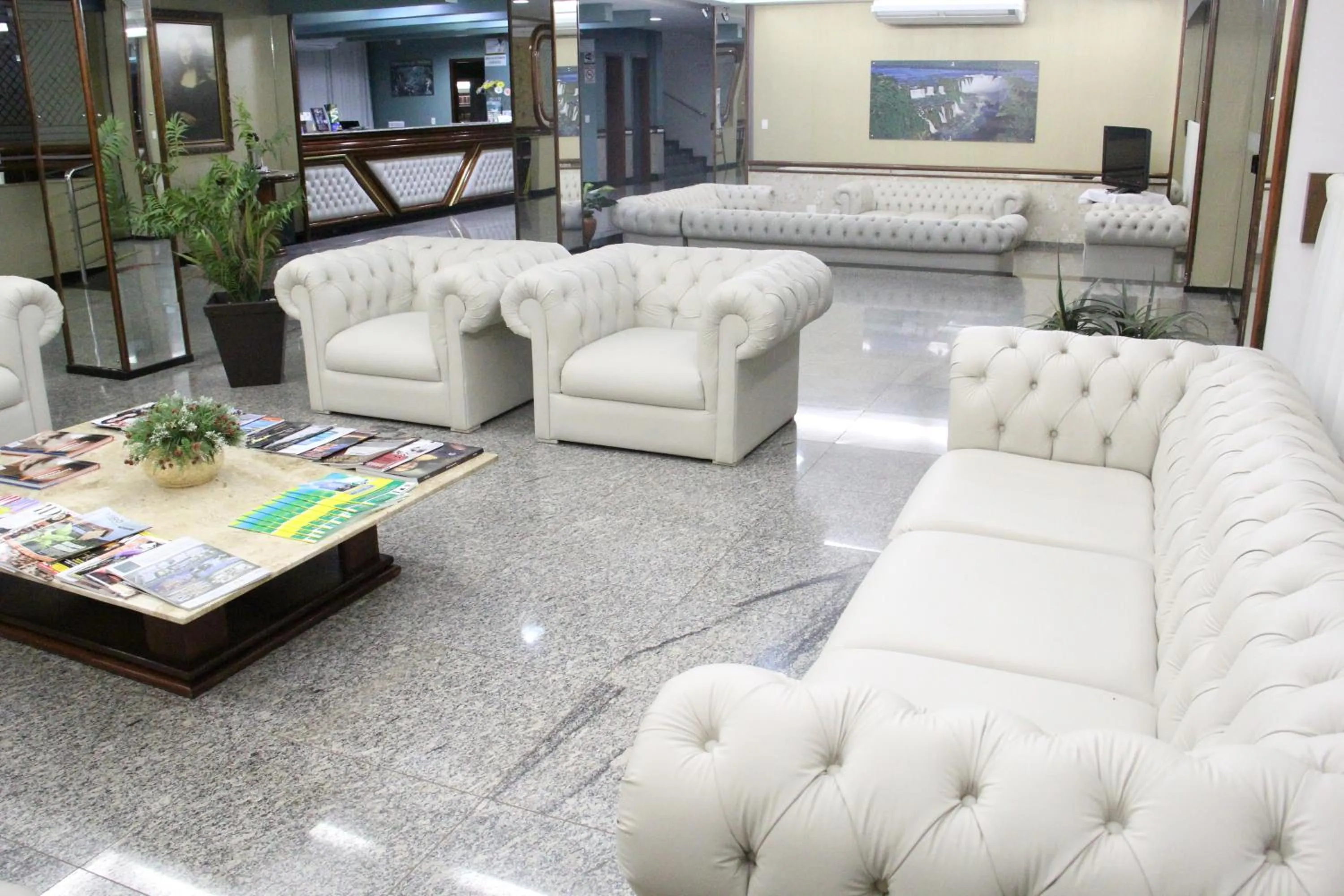 Communal lounge/ TV room in Hotel Monalisa