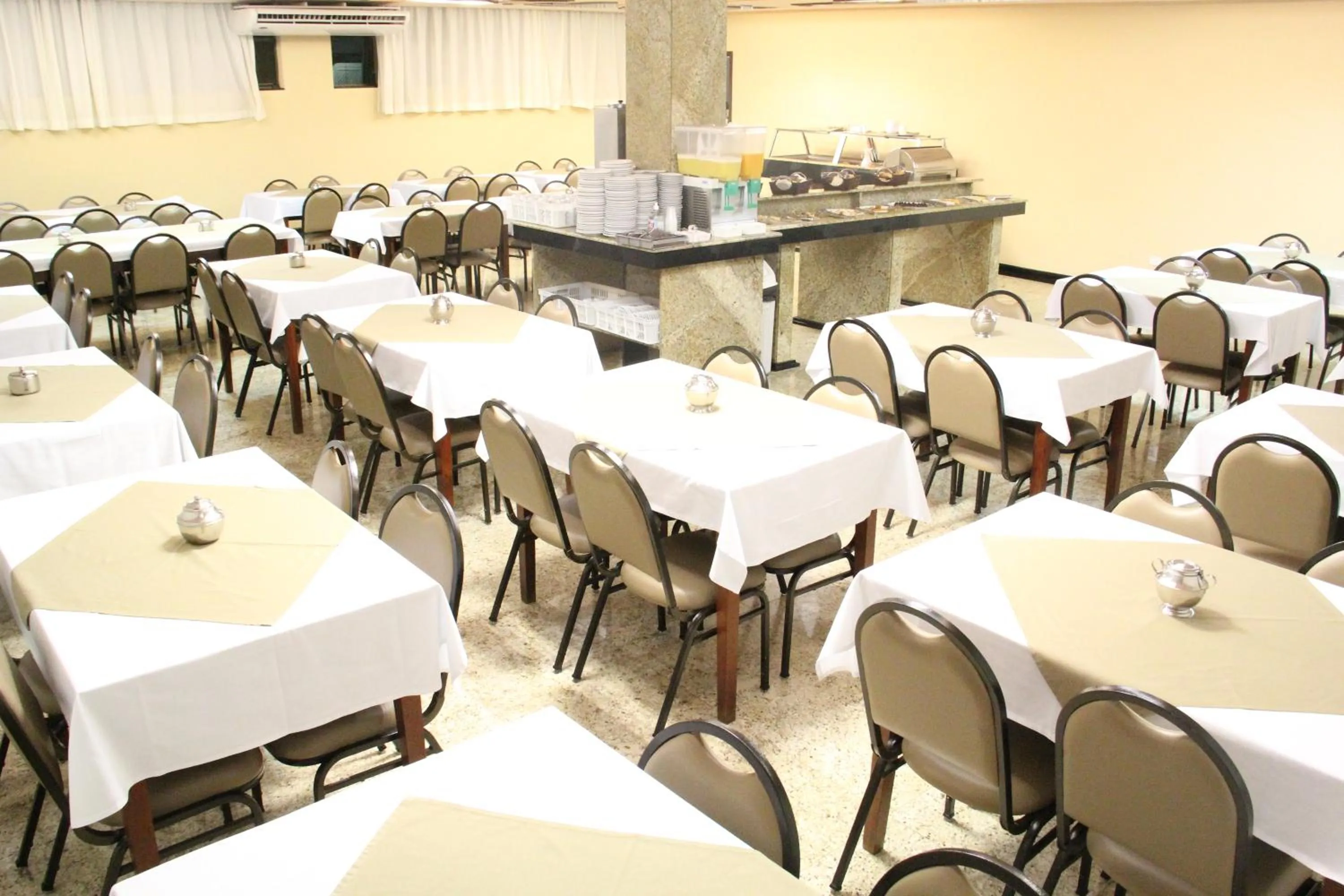 Restaurant/places to eat in Hotel Monalisa