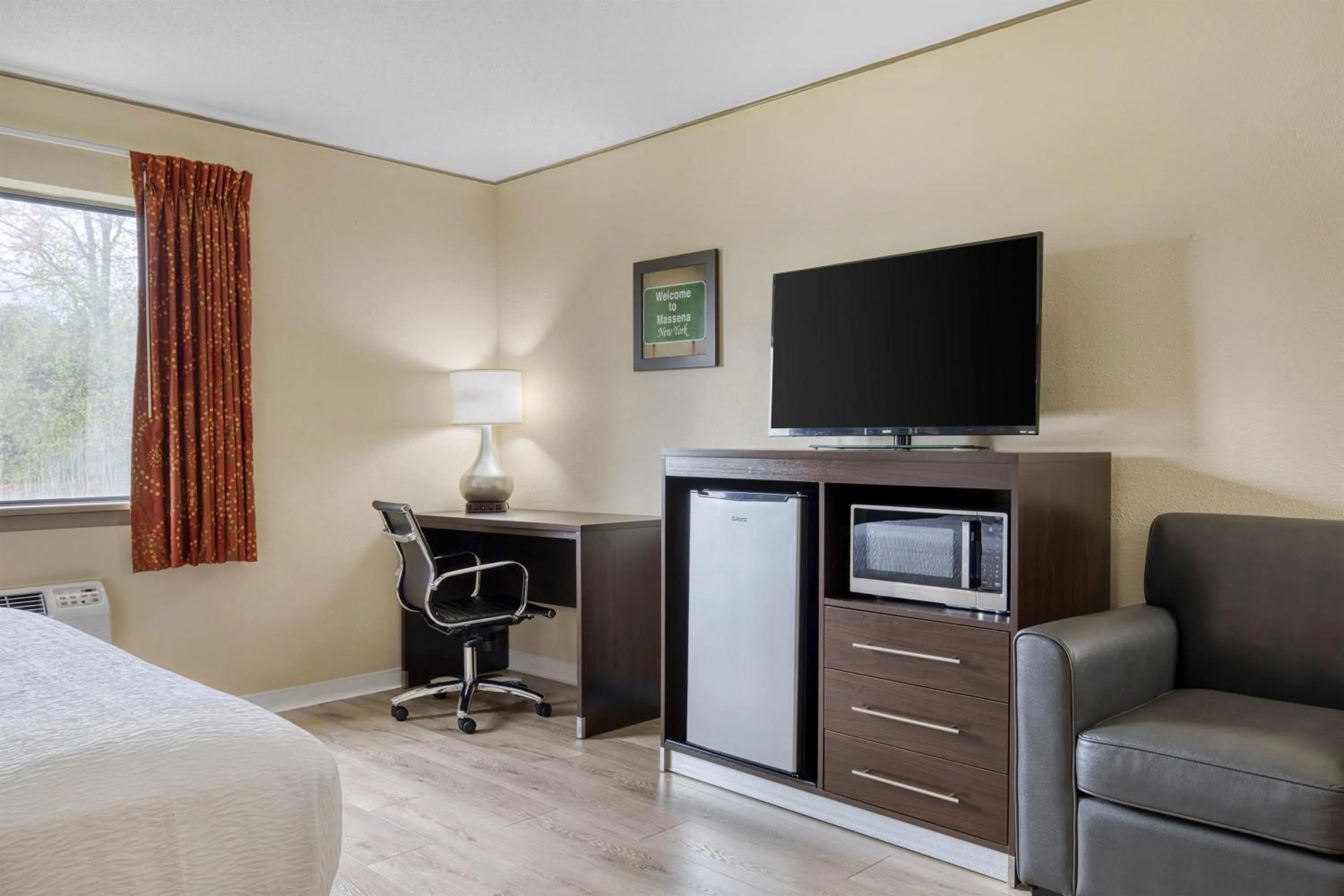 Bedroom, Bed in SureStay by Best Western Massena