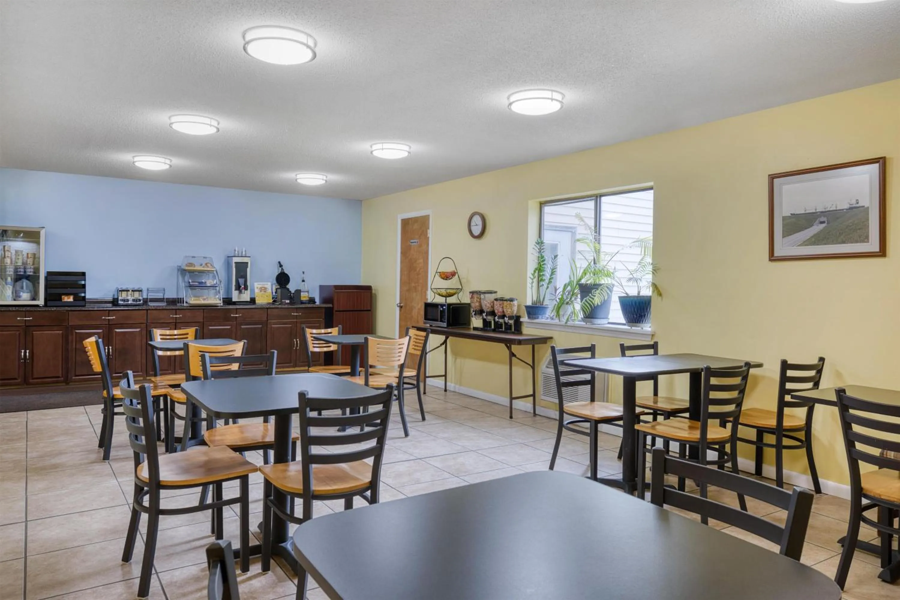 Restaurant/places to eat in SureStay by Best Western Massena