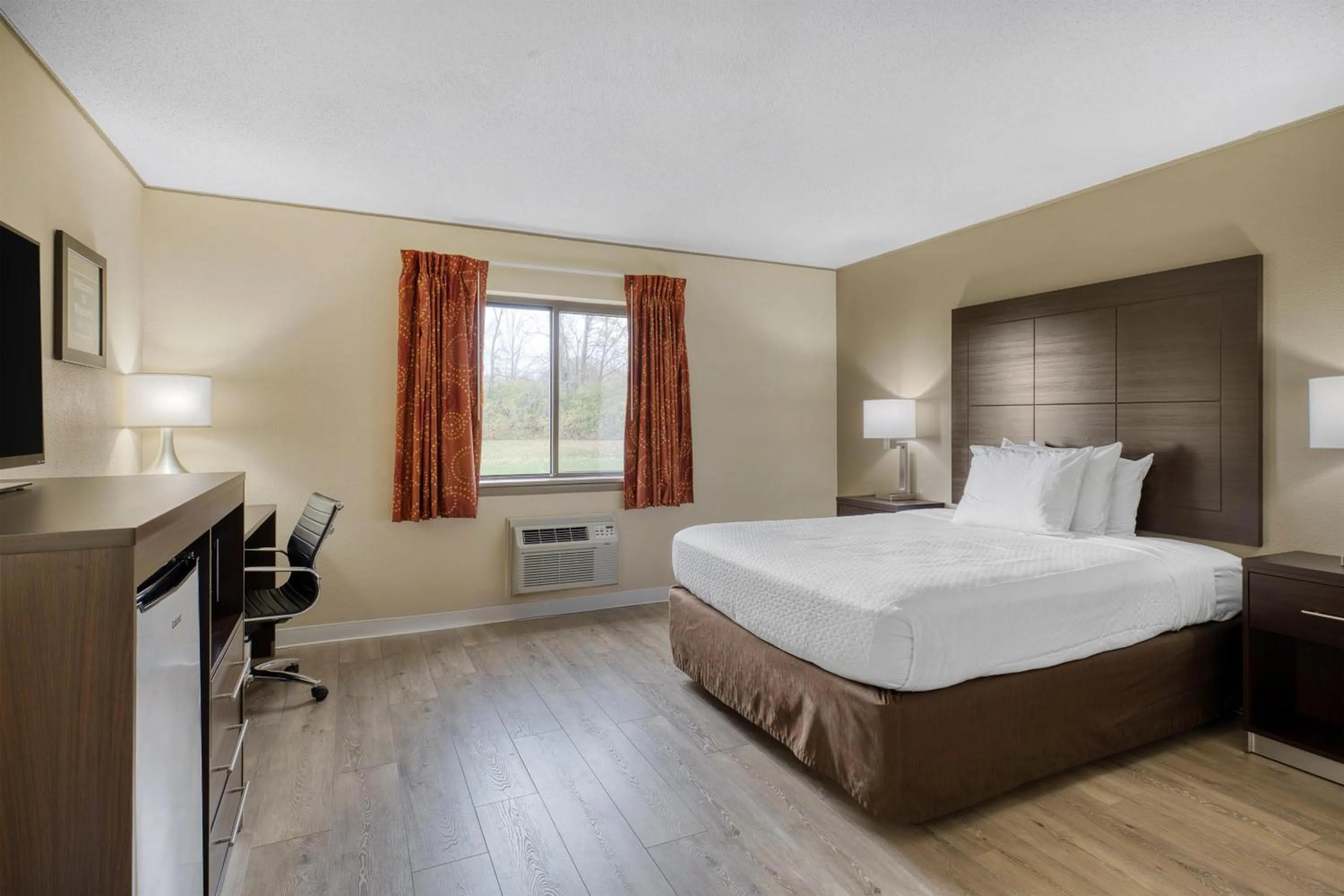 Bedroom, Bed in SureStay by Best Western Massena