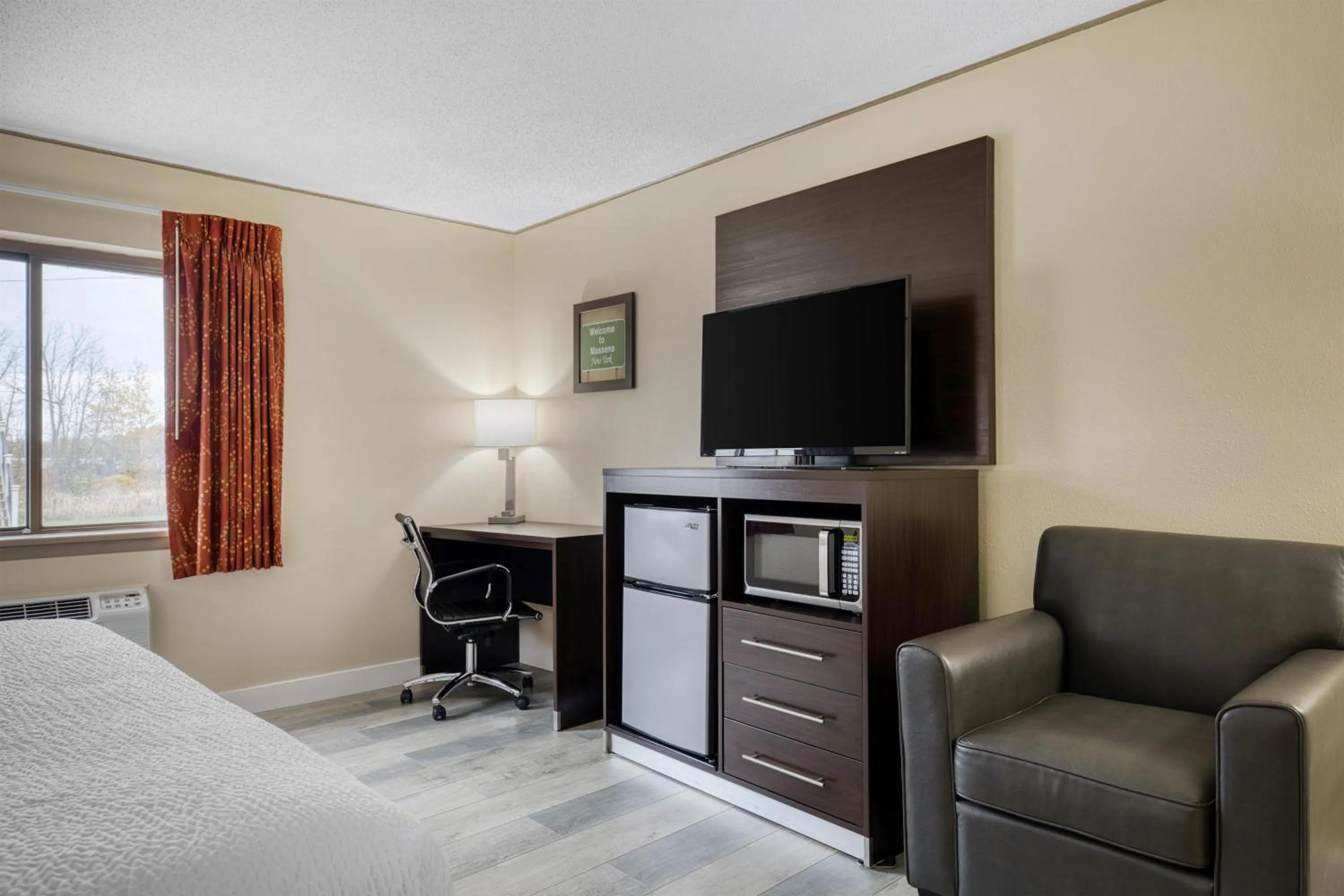 Bedroom, Bed in SureStay by Best Western Massena