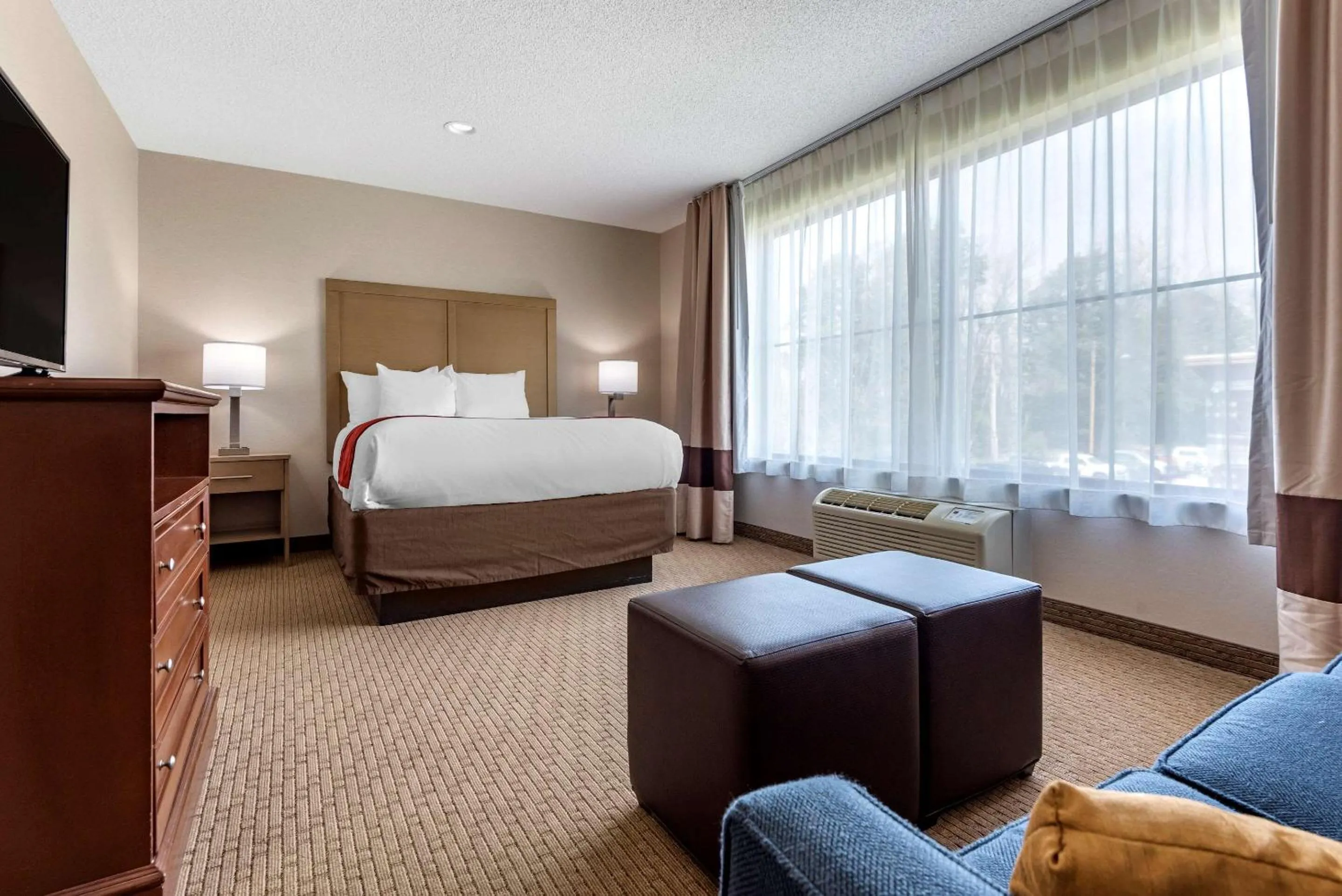 Photo of the whole room, Bed in Comfort Inn & Suites Farmington - Victor