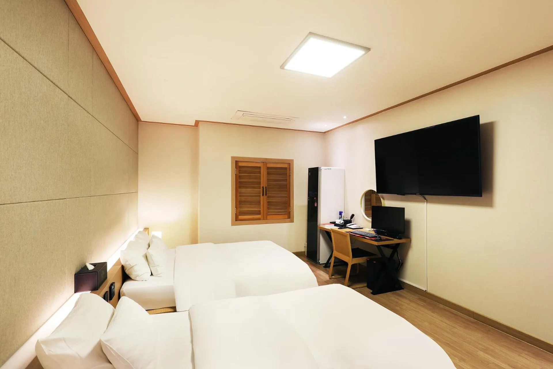 Property building, Bed in BOLTON Hotel