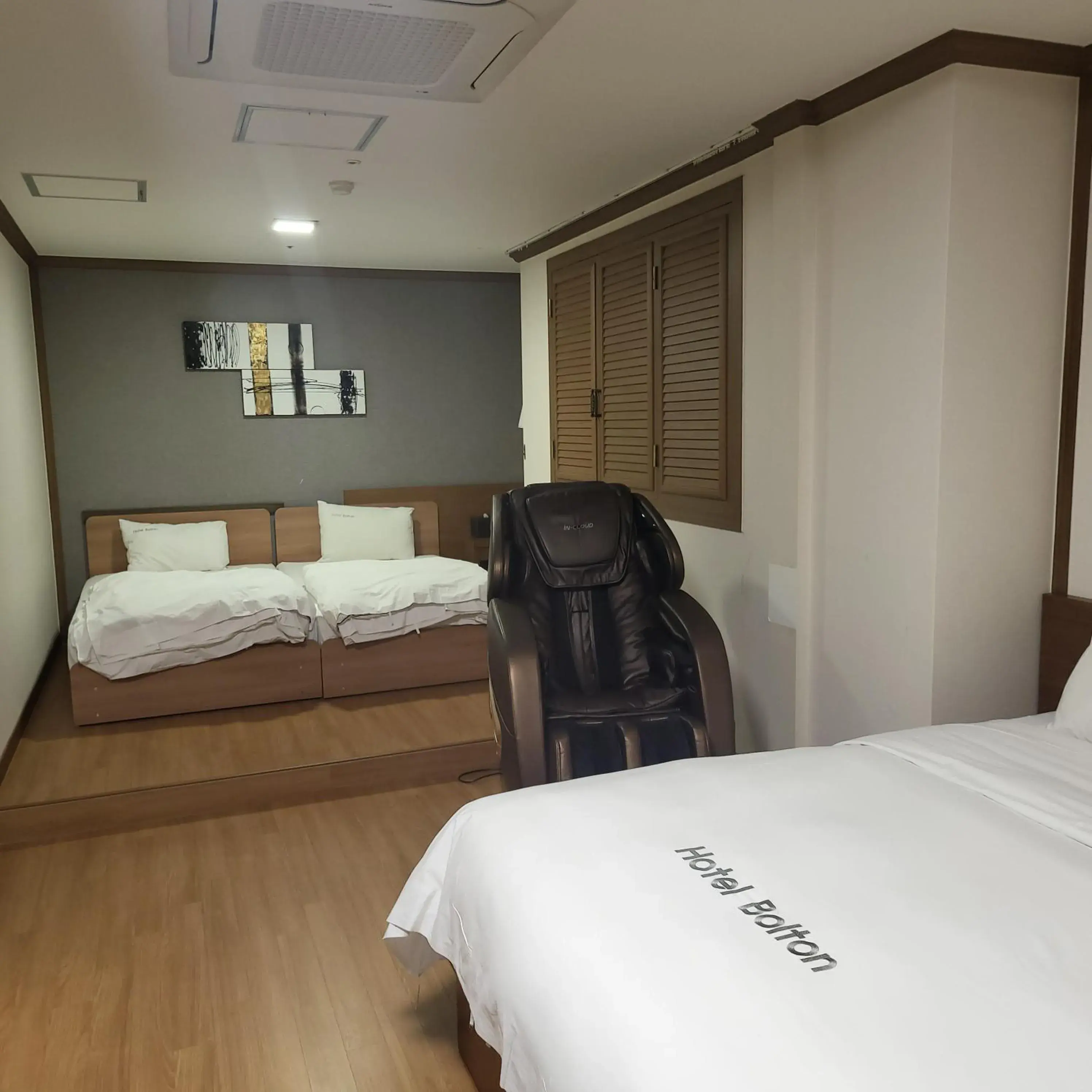 Photo of the whole room, Bed in BOLTON Hotel Photo of the whole room, Bed in BOLTON Hotel