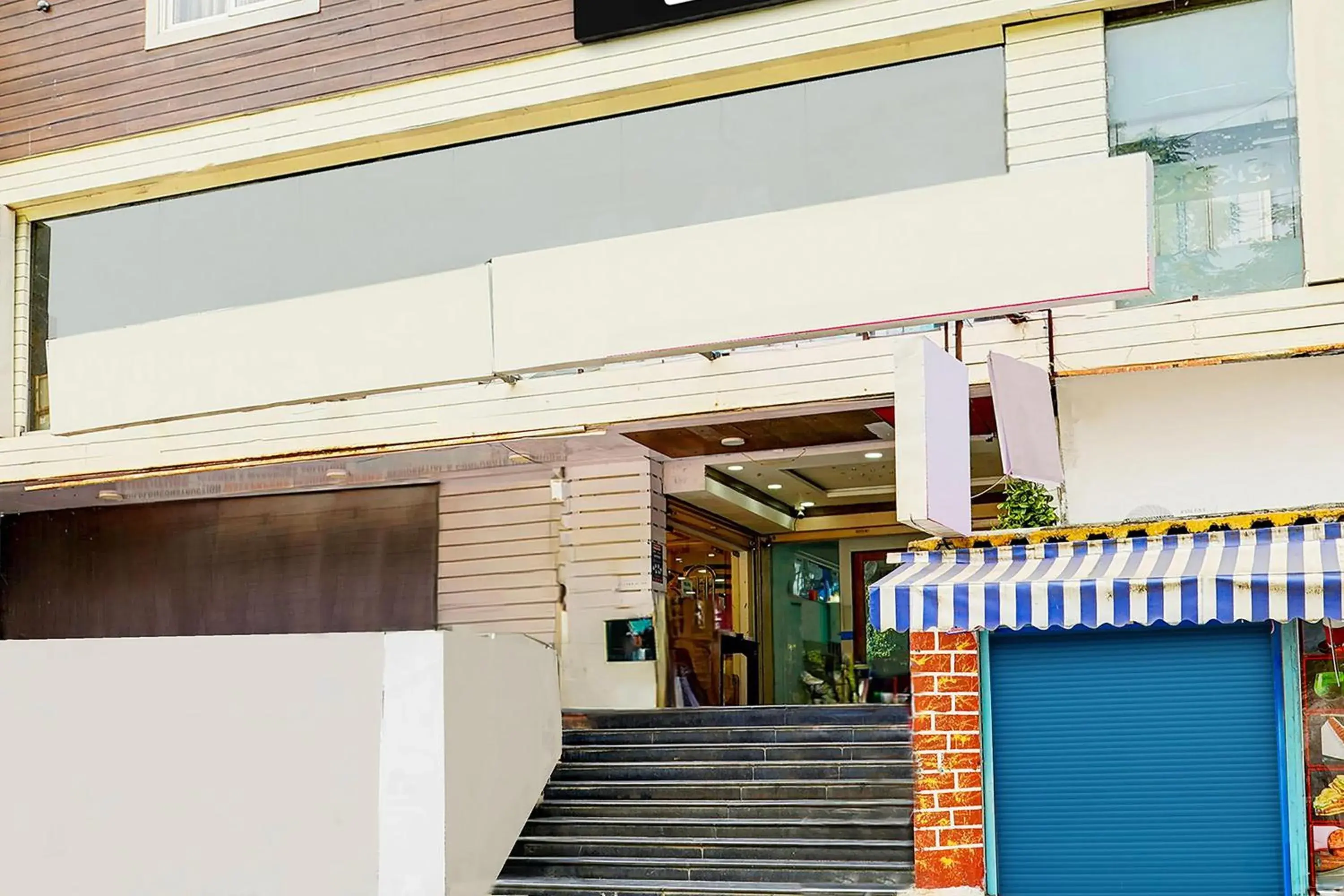 Facade/entrance in Super Townhouse MG Road Near Commercial Street Facade/entrance in Super Townhouse MG Road Near Commercial Street