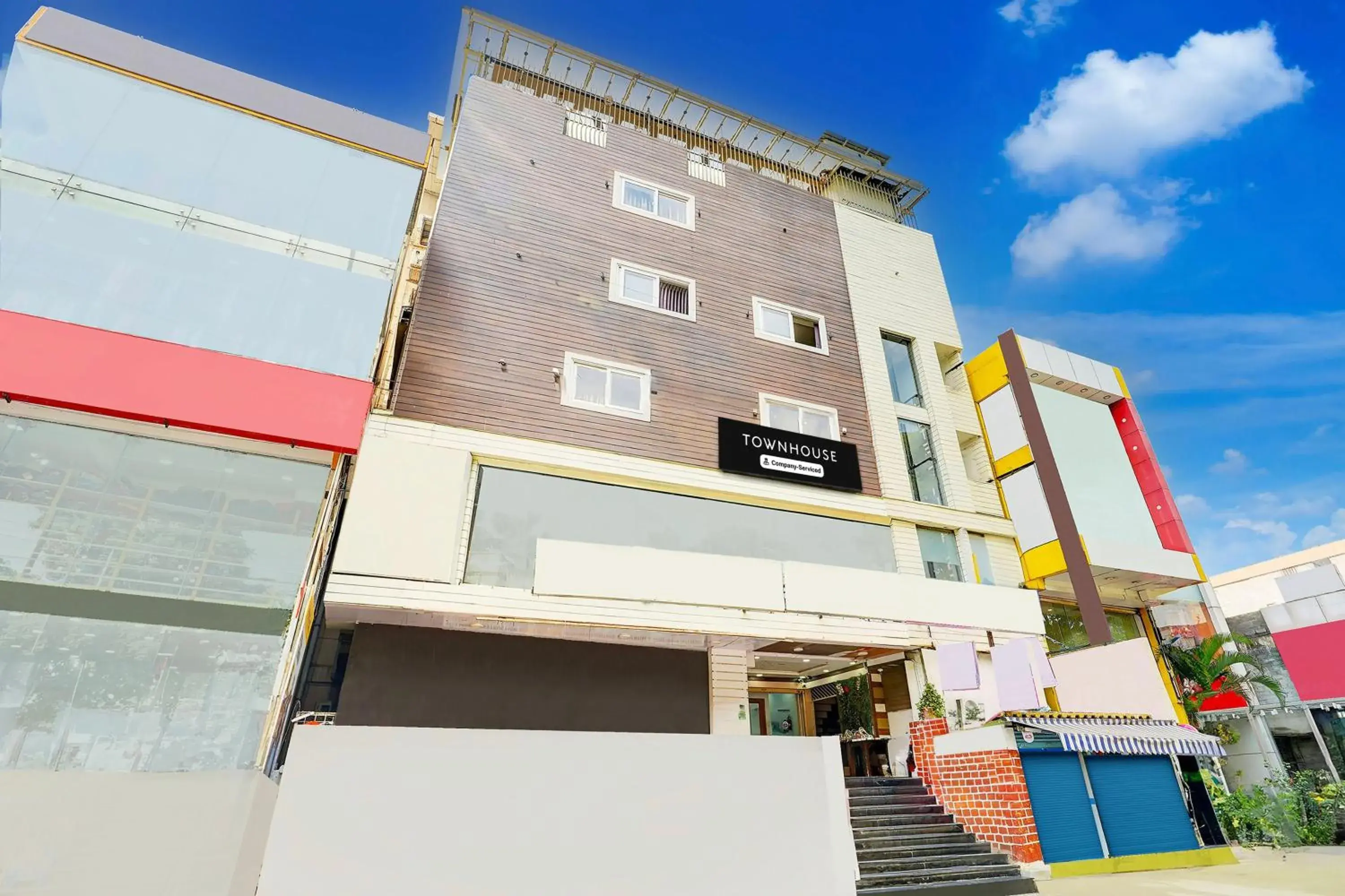 Facade/entrance in Super Townhouse MG Road Near Commercial Street Facade/entrance in Super Townhouse MG Road Near Commercial Street