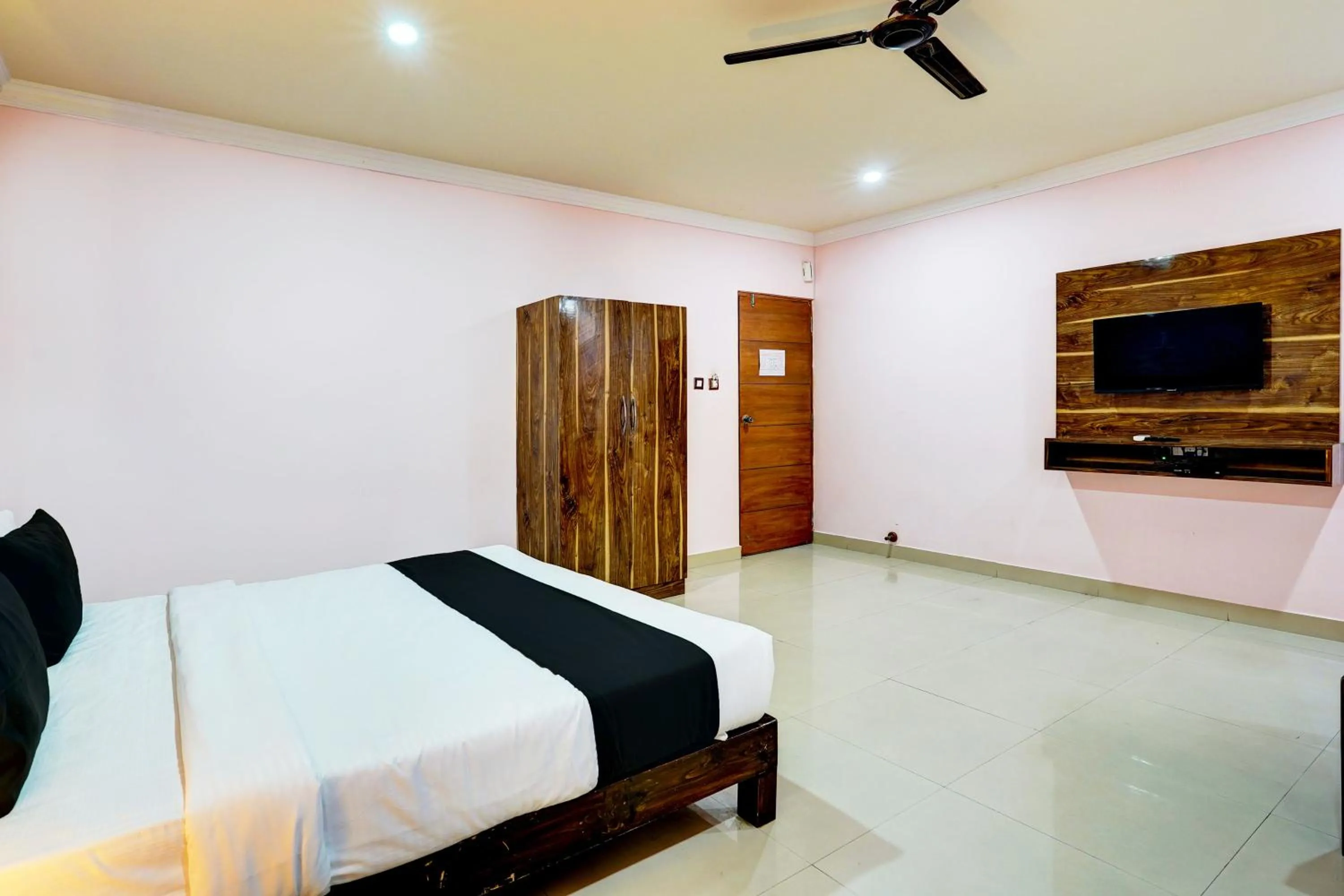 Bedroom, Bed in Super Townhouse MG Road Near Commercial Street
