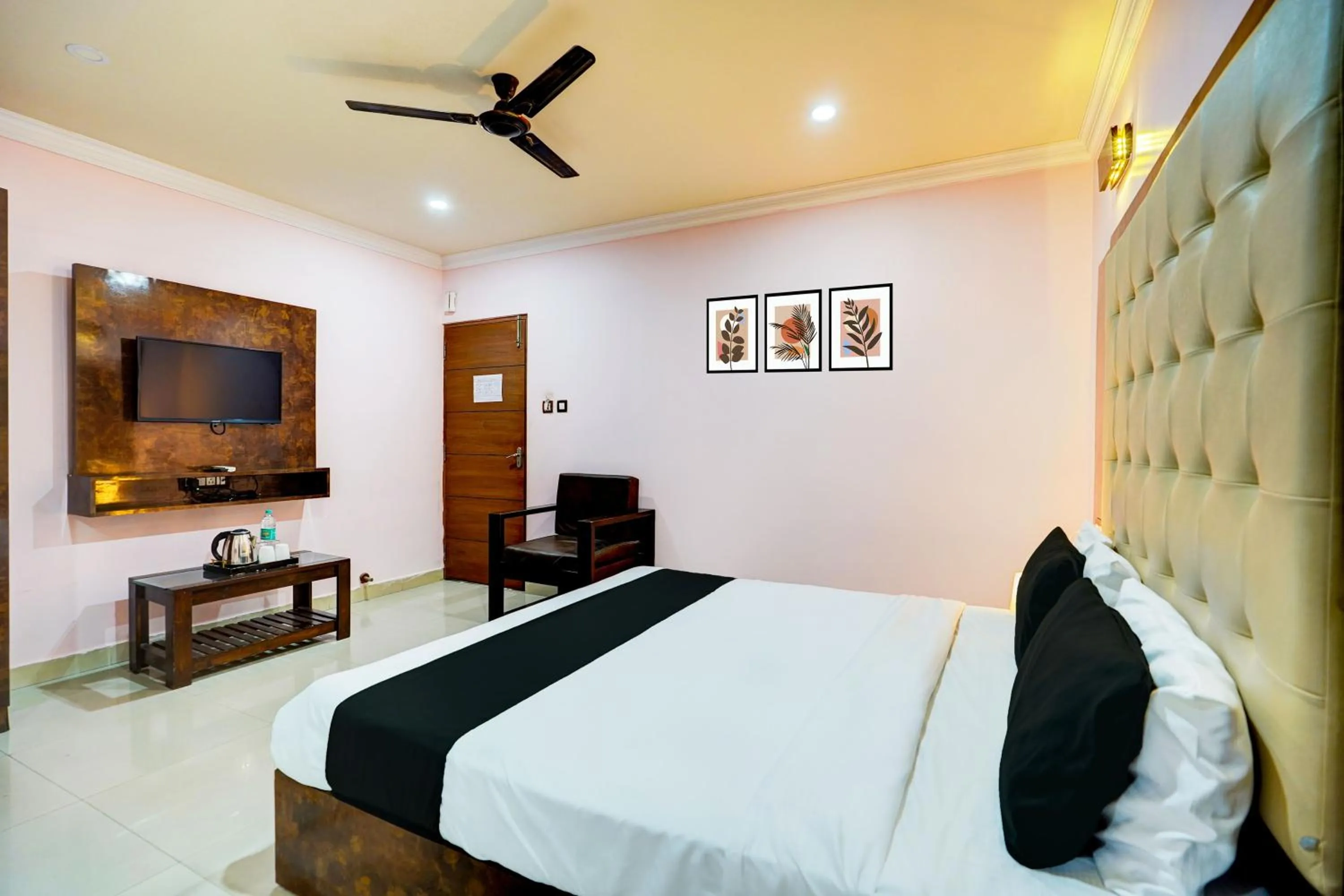 Bedroom, Bed in Super Townhouse MG Road Near Commercial Street