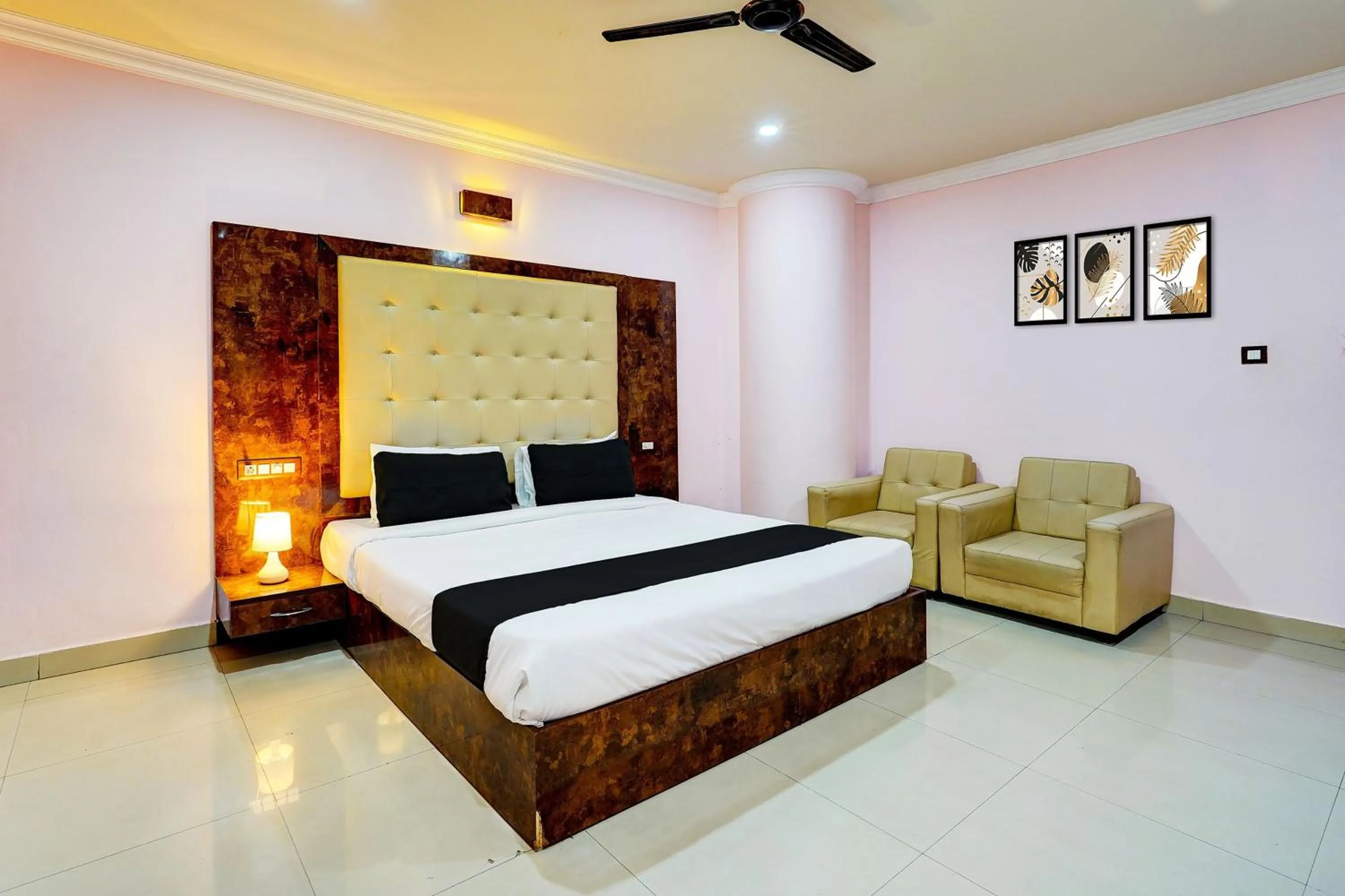 Bedroom, Bed in Super Townhouse MG Road Near Commercial Street