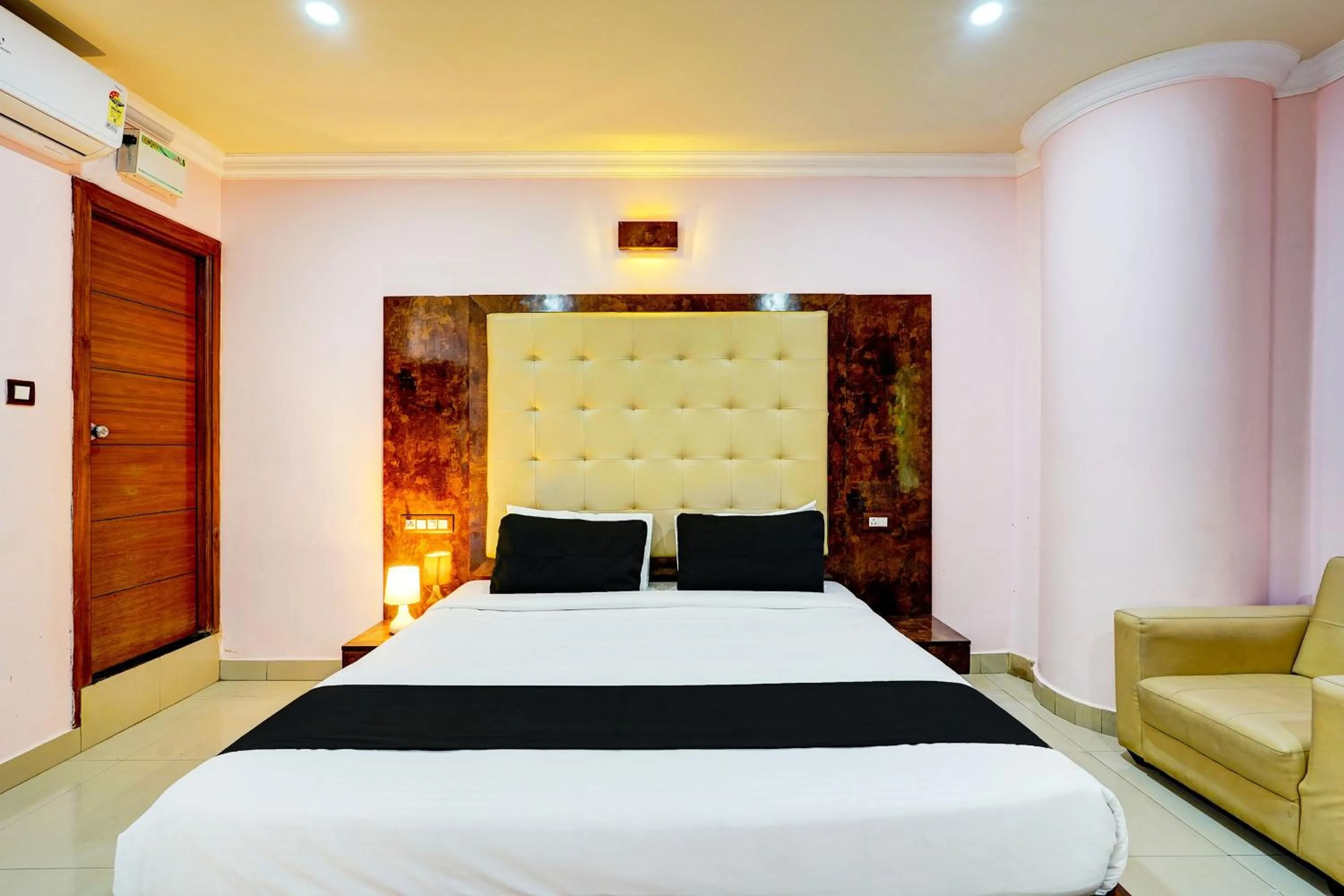 Bedroom, Bed in Super Townhouse MG Road Near Commercial Street