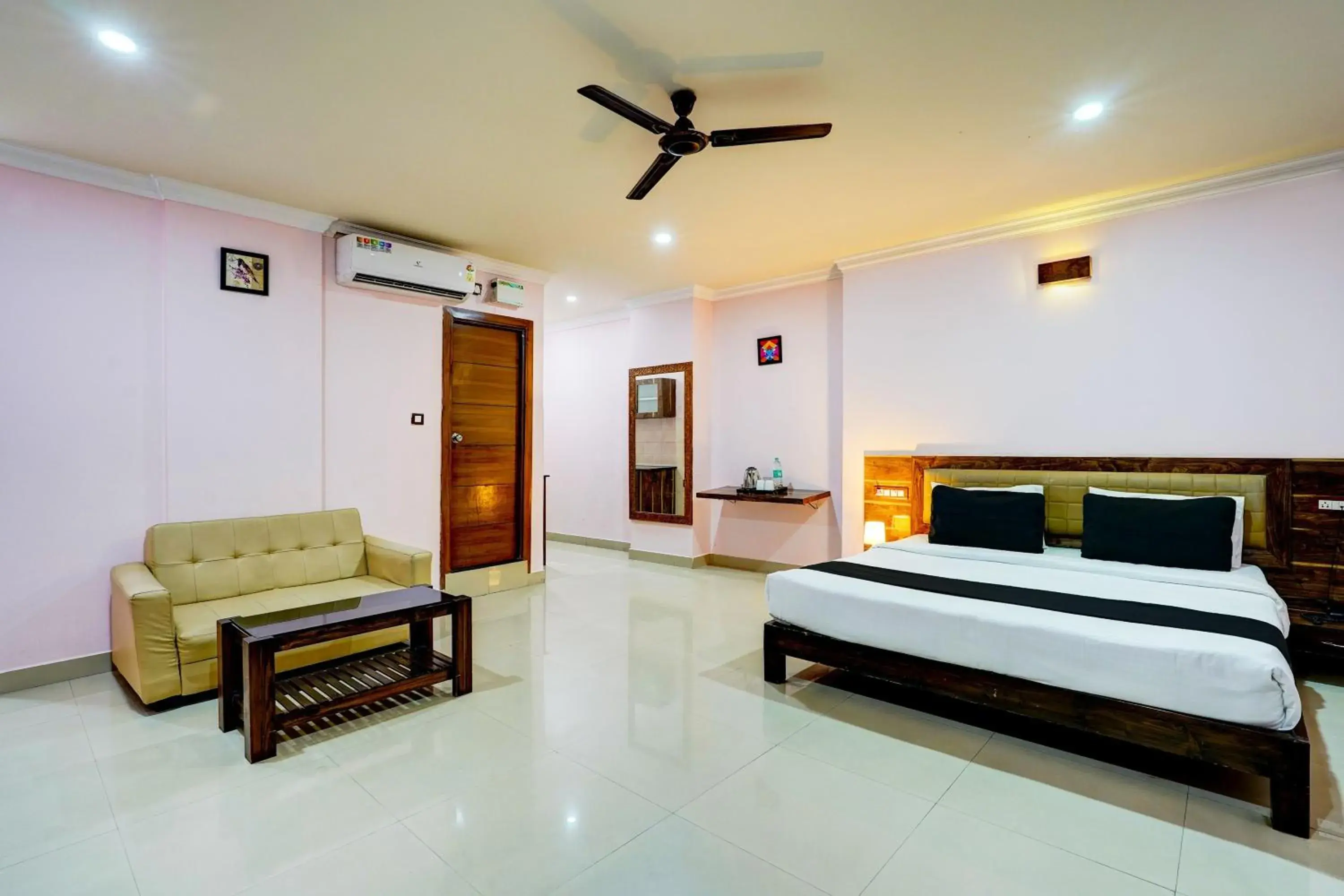 Bedroom, Bed in Super Townhouse MG Road Near Commercial Street Bedroom, Bed in Super Townhouse MG Road Near Commercial Street