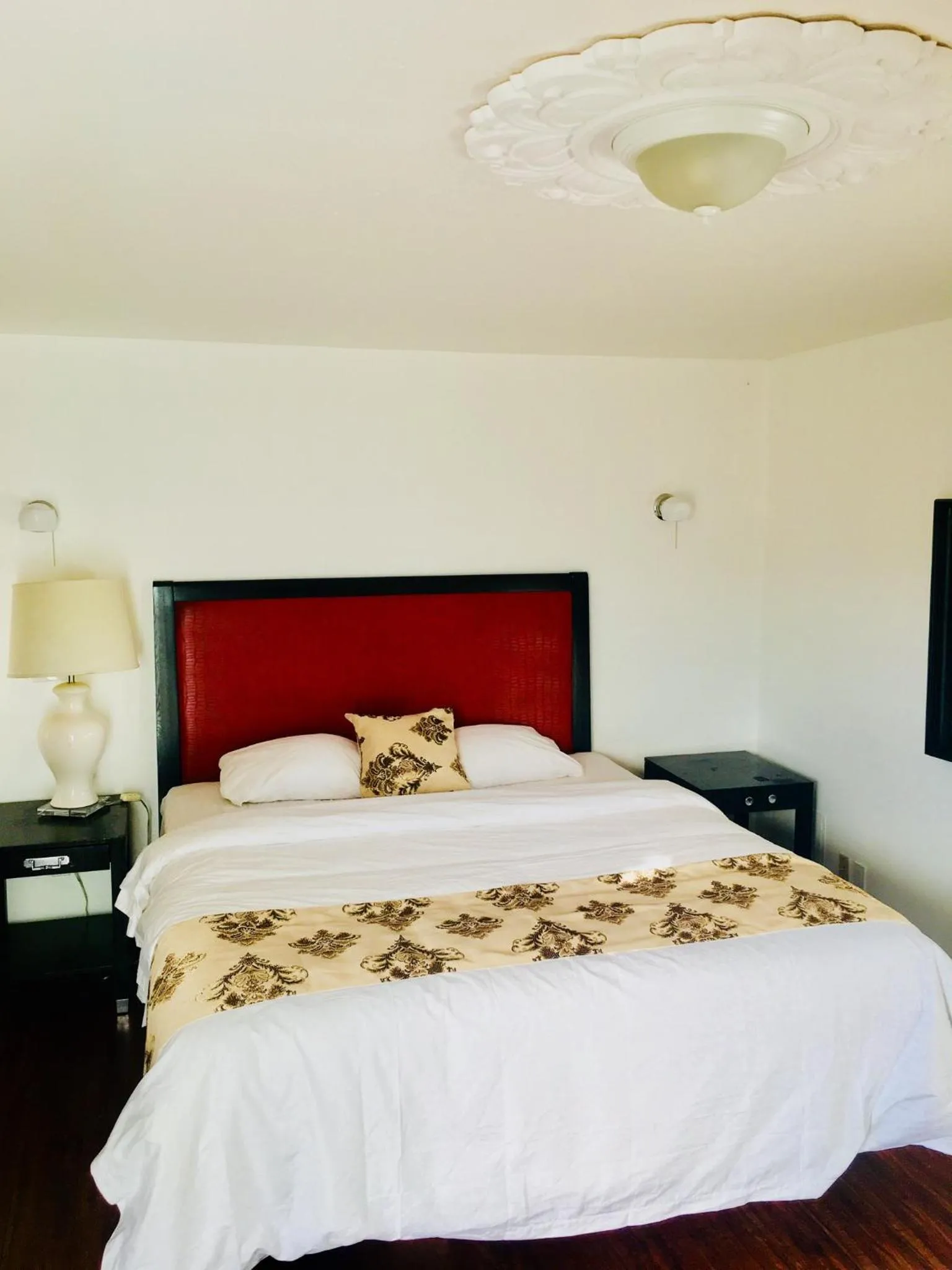 Bed in norwalk inn & suites