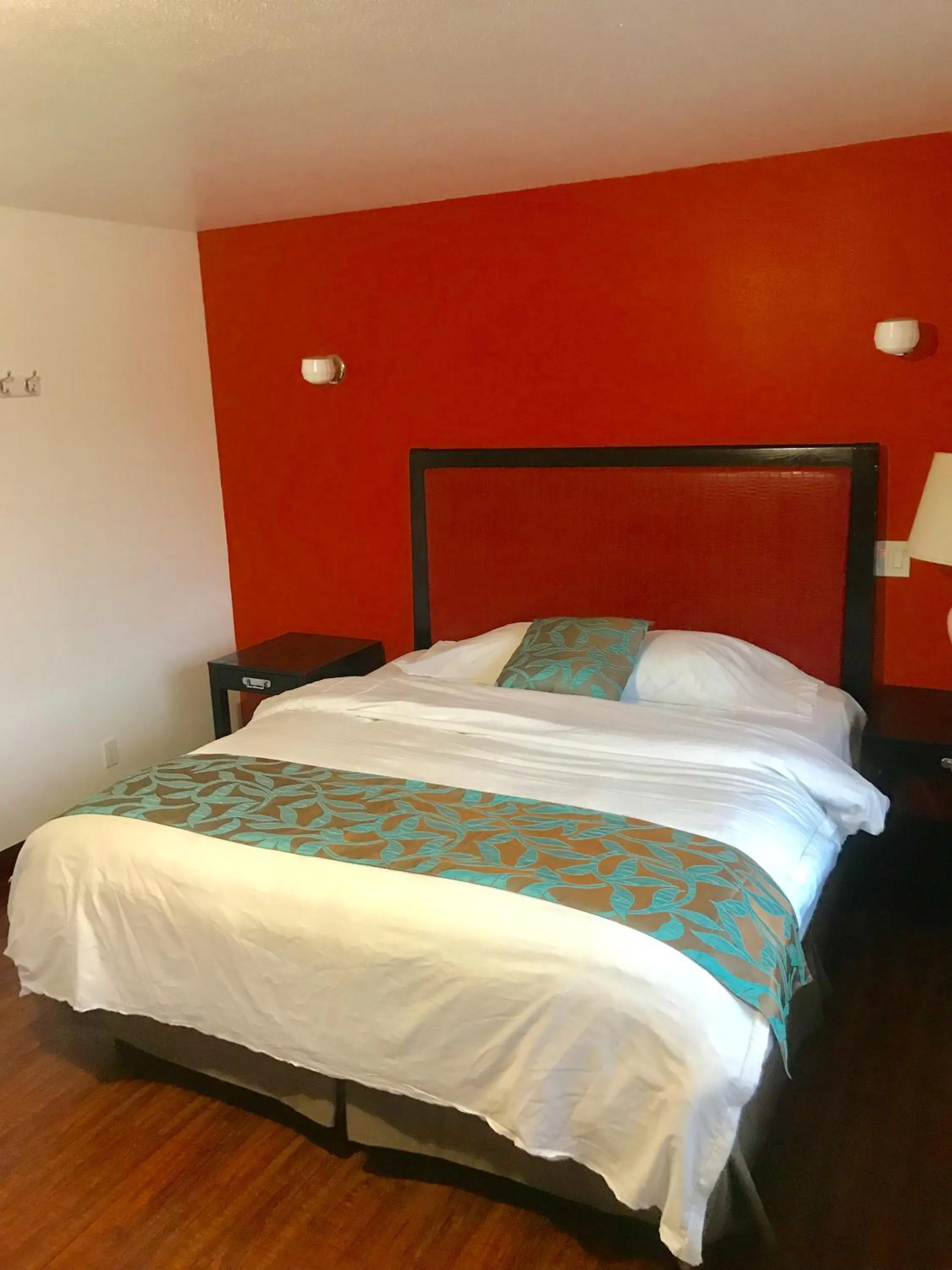 Bed in norwalk inn & suites