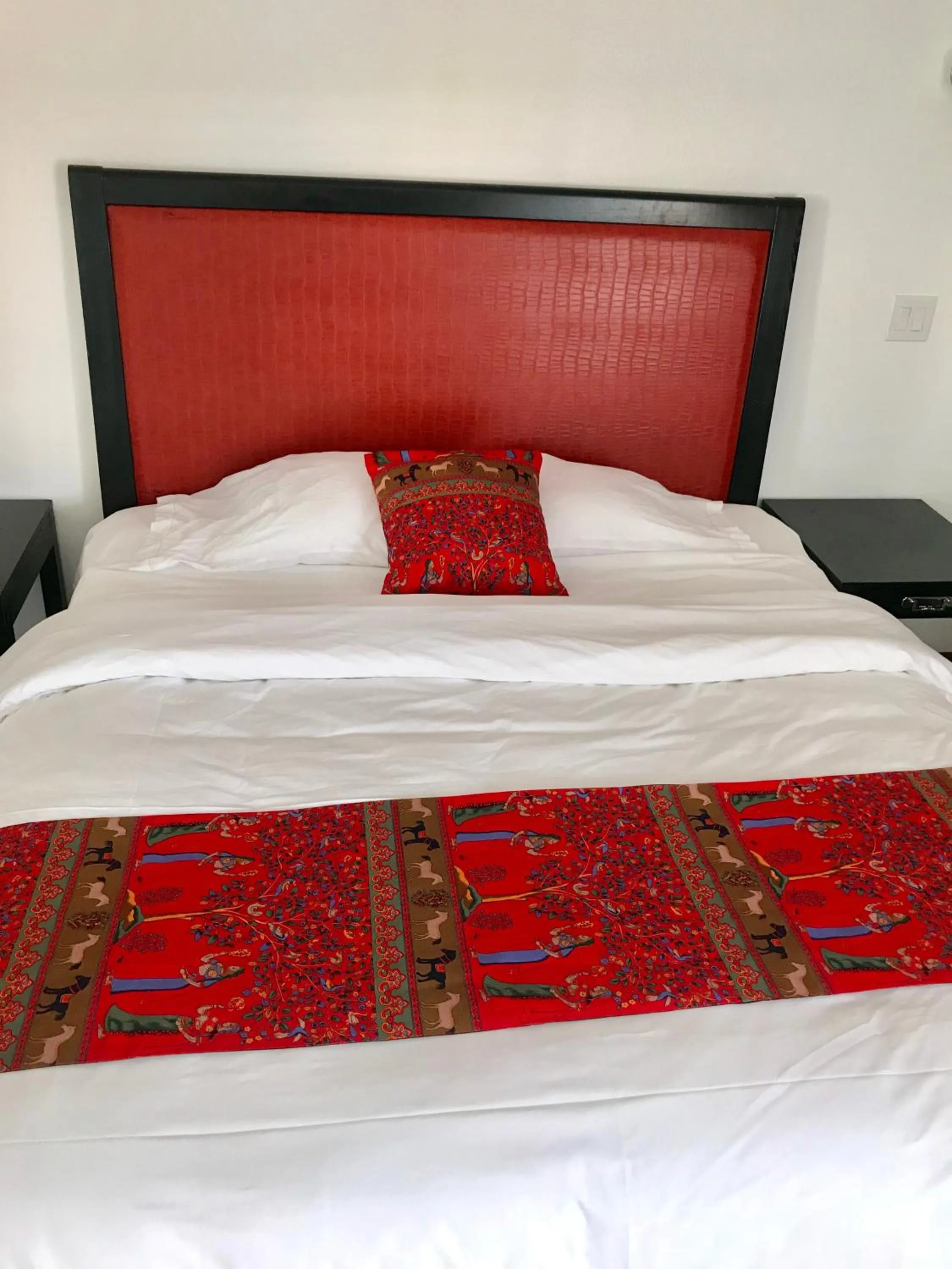 Bed in norwalk inn & suites