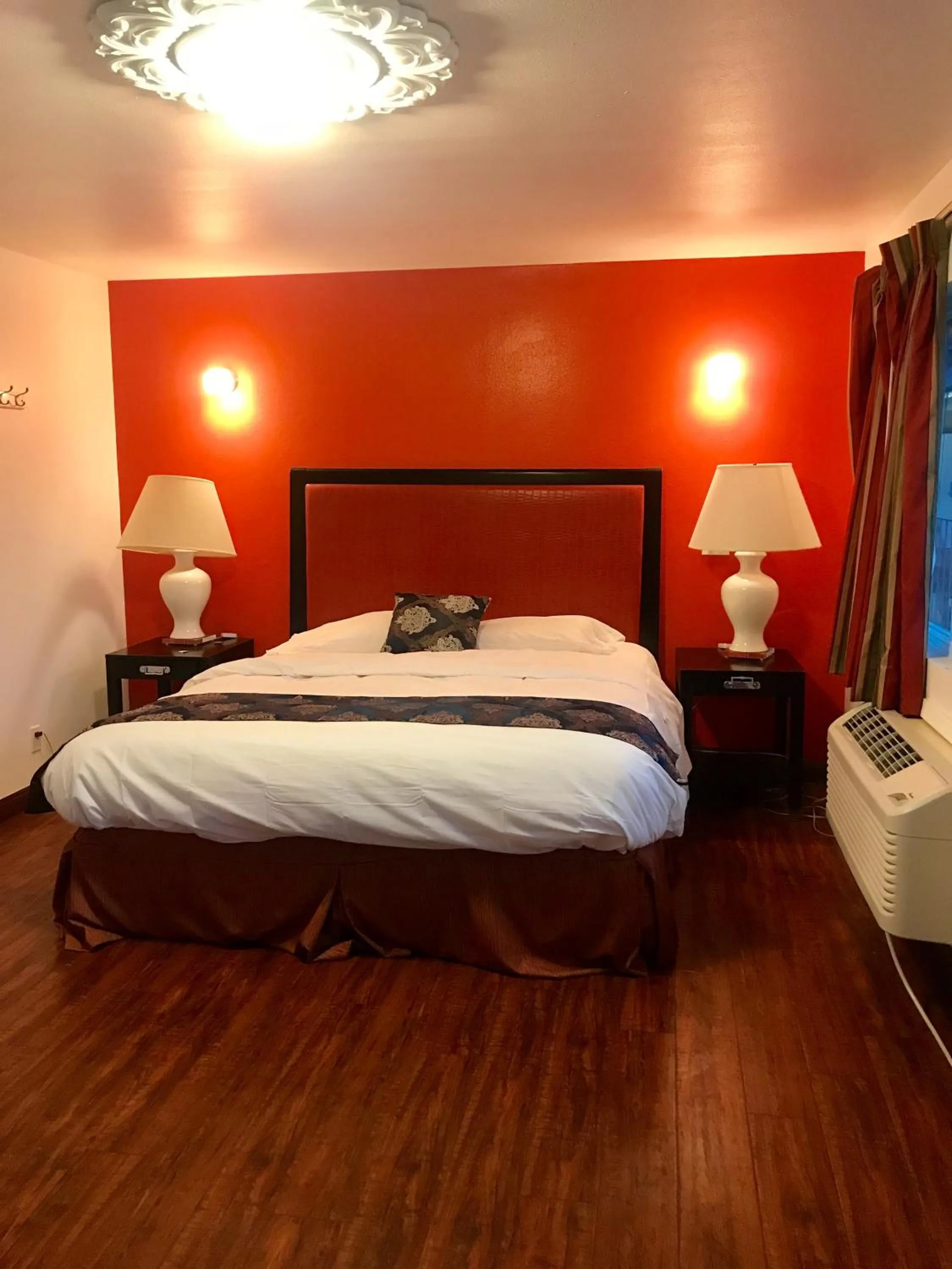 Bed in norwalk inn & suites