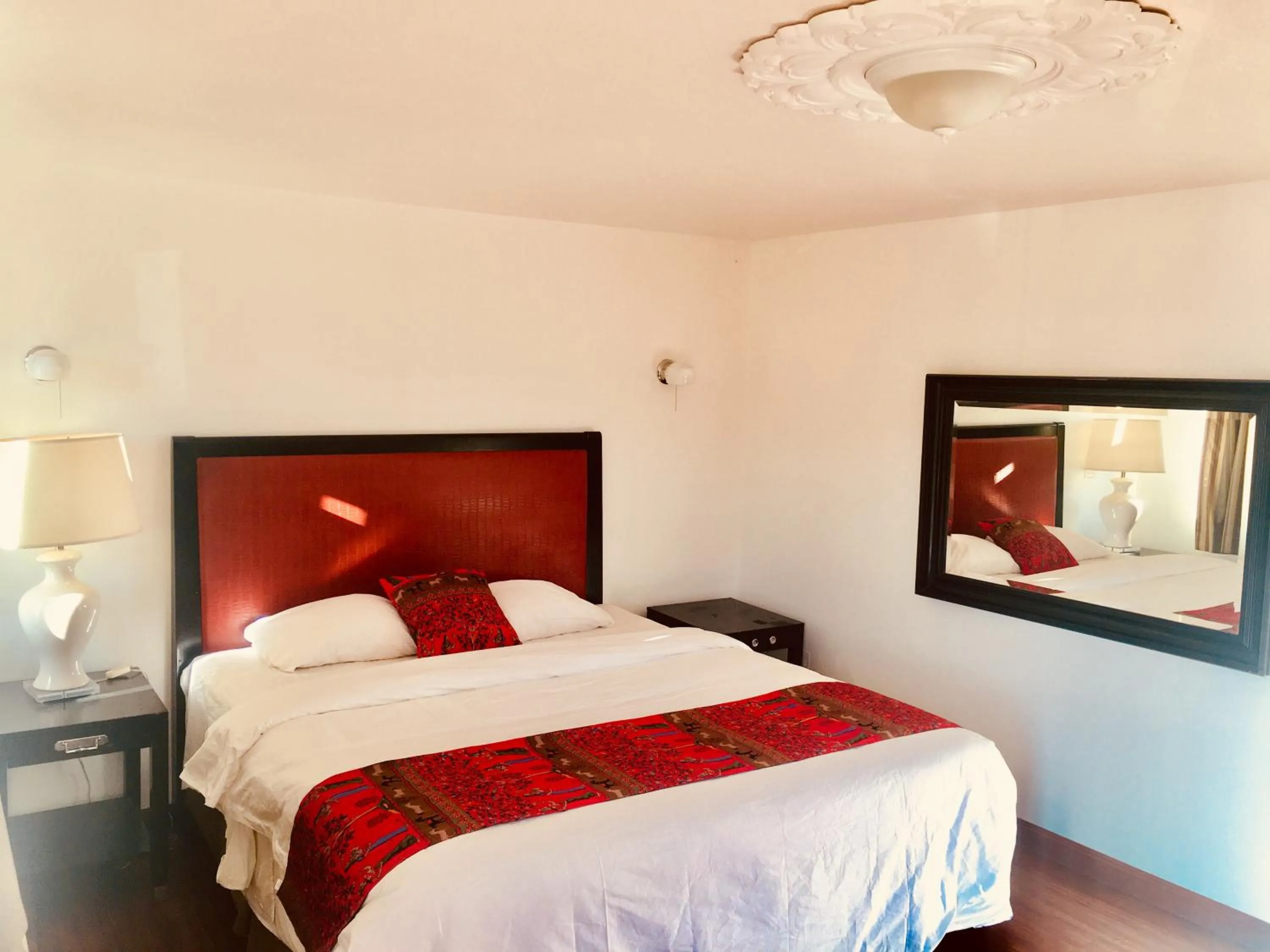 Bed in norwalk inn & suites