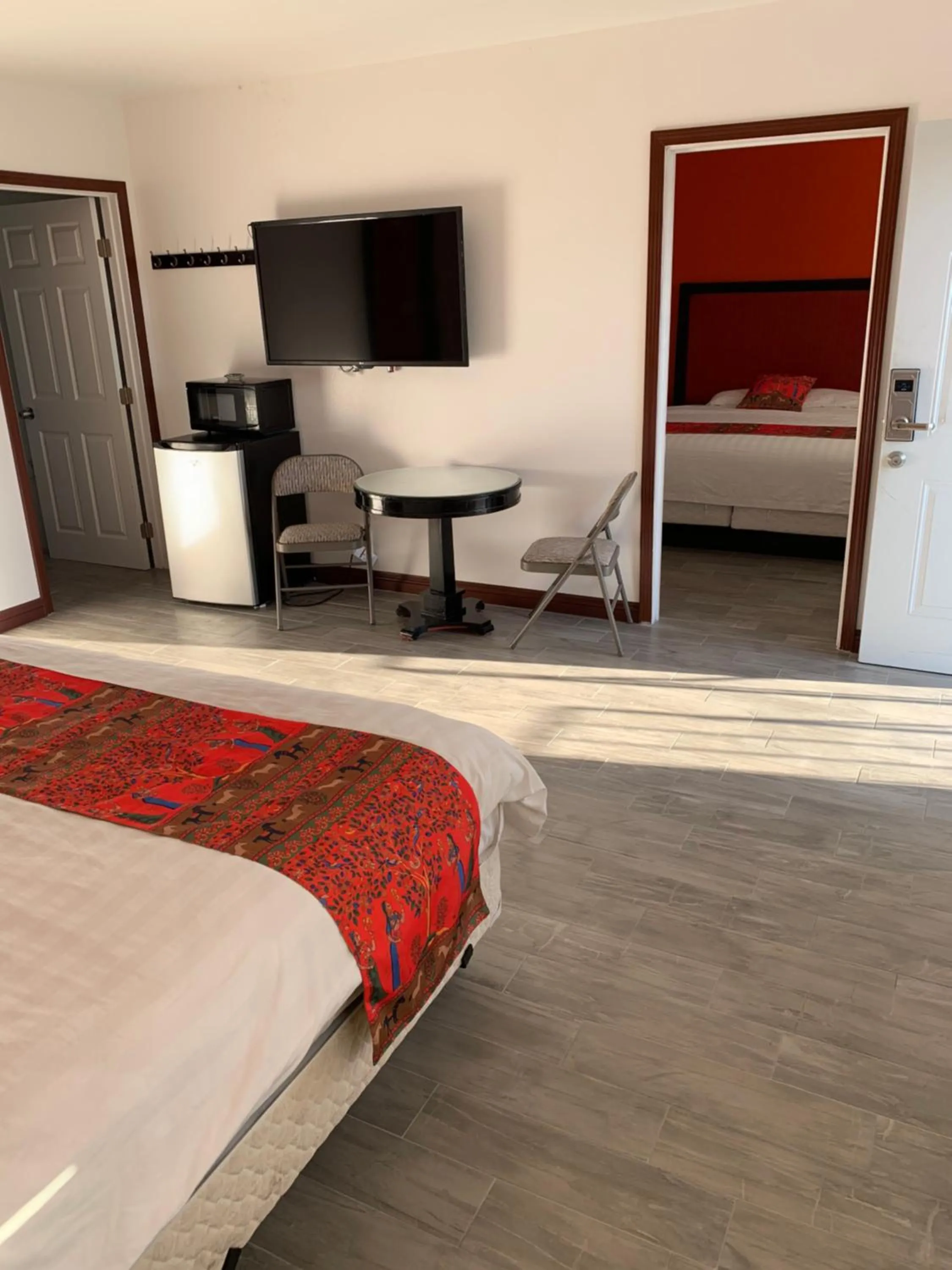 Bed in norwalk inn & suites